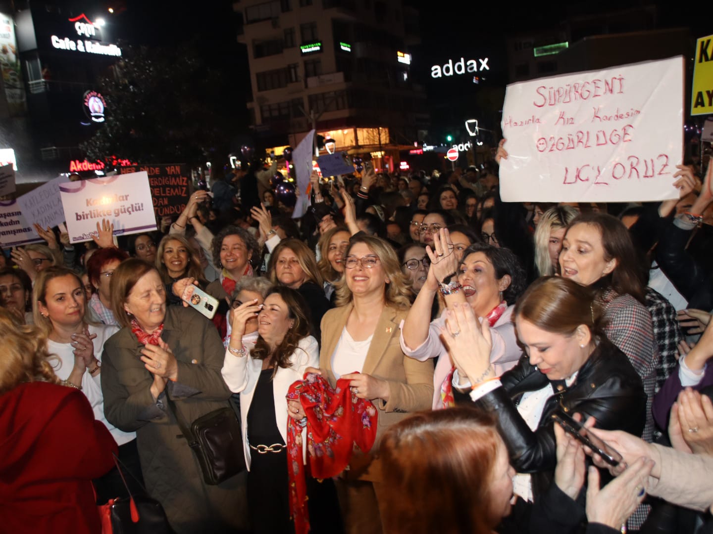 Manisa'da Gece Yürüyüşü Düzenlendi (4)