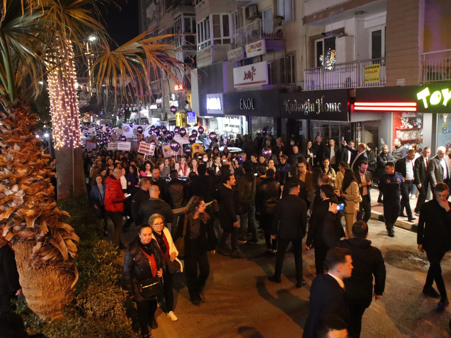 Manisa'da Gece Yürüyüşü Düzenlendi (7)