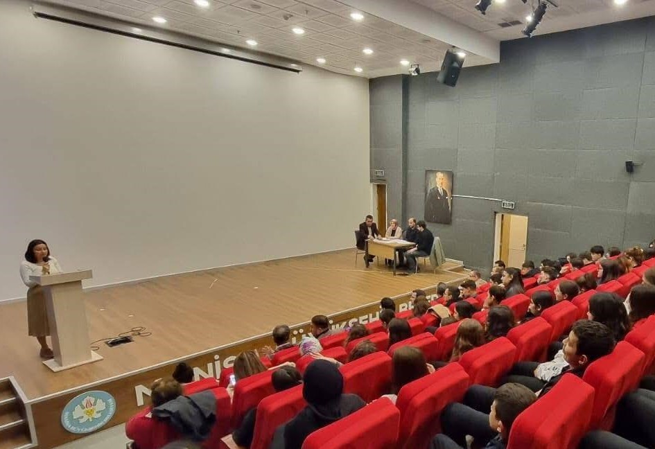 Sarıgöl’de Mehmet Akif Ersoy Şiir Okuma Yarışması Yapıldı (4)