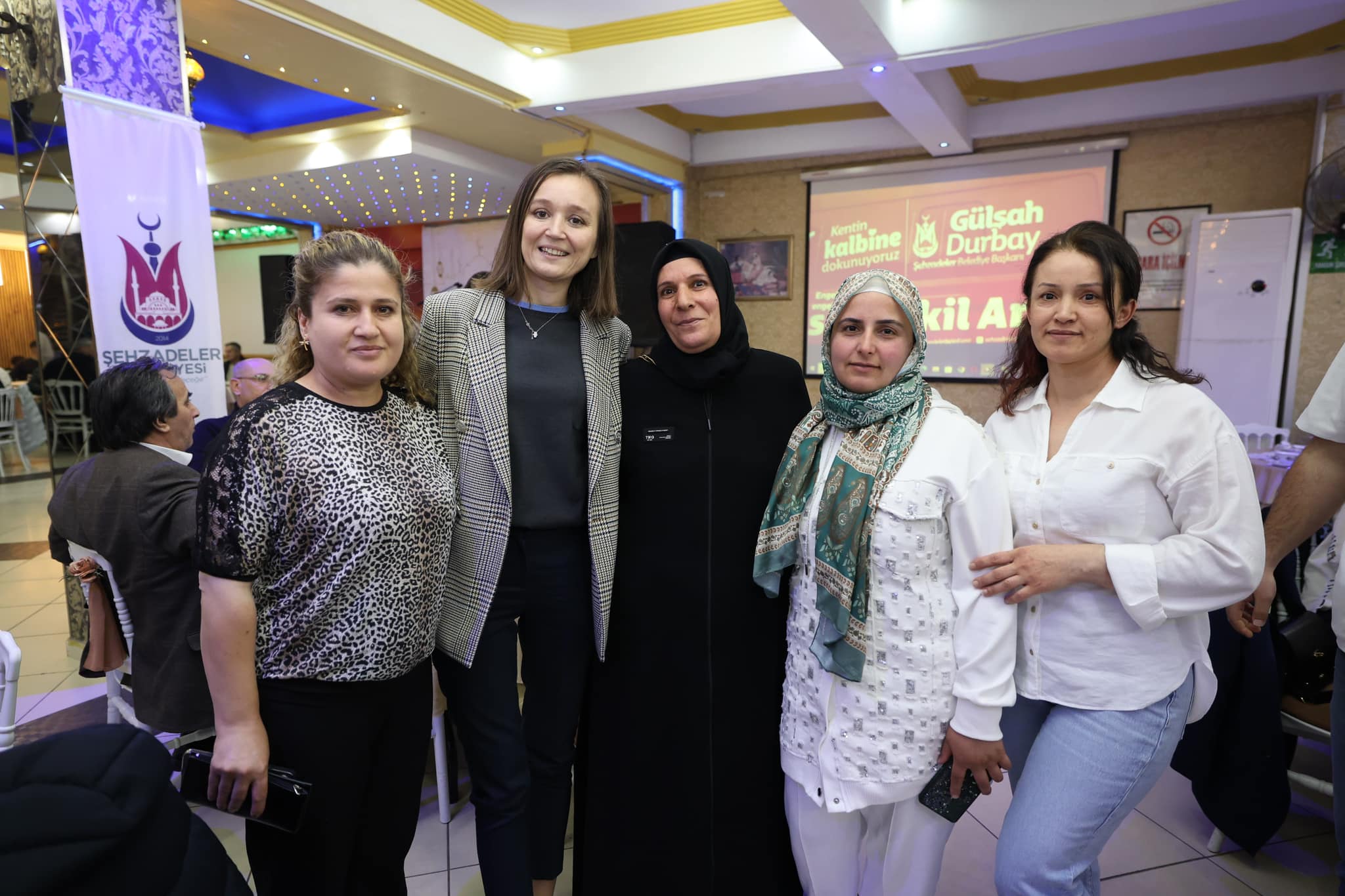 Şehzadeler Belediye Başkanı Gülşah Durbay, Belediye Çalışanlarıyla Iftar Sofrasında Bir Araya Gelerek Birlik Ve Dayanışma Mesajı Verdi (2)