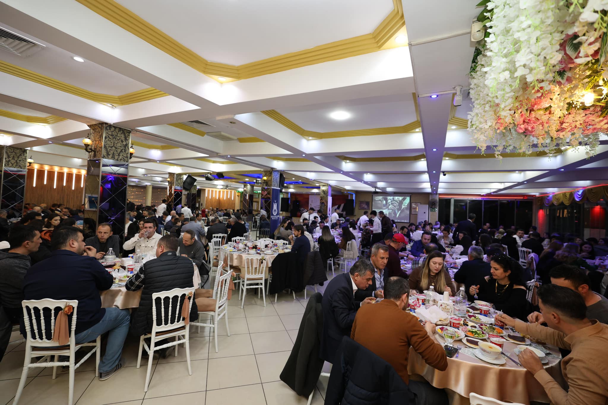 Şehzadeler Belediye Başkanı Gülşah Durbay, Belediye Çalışanlarıyla Iftar Sofrasında Bir Araya Gelerek Birlik Ve Dayanışma Mesajı Verdi (3)