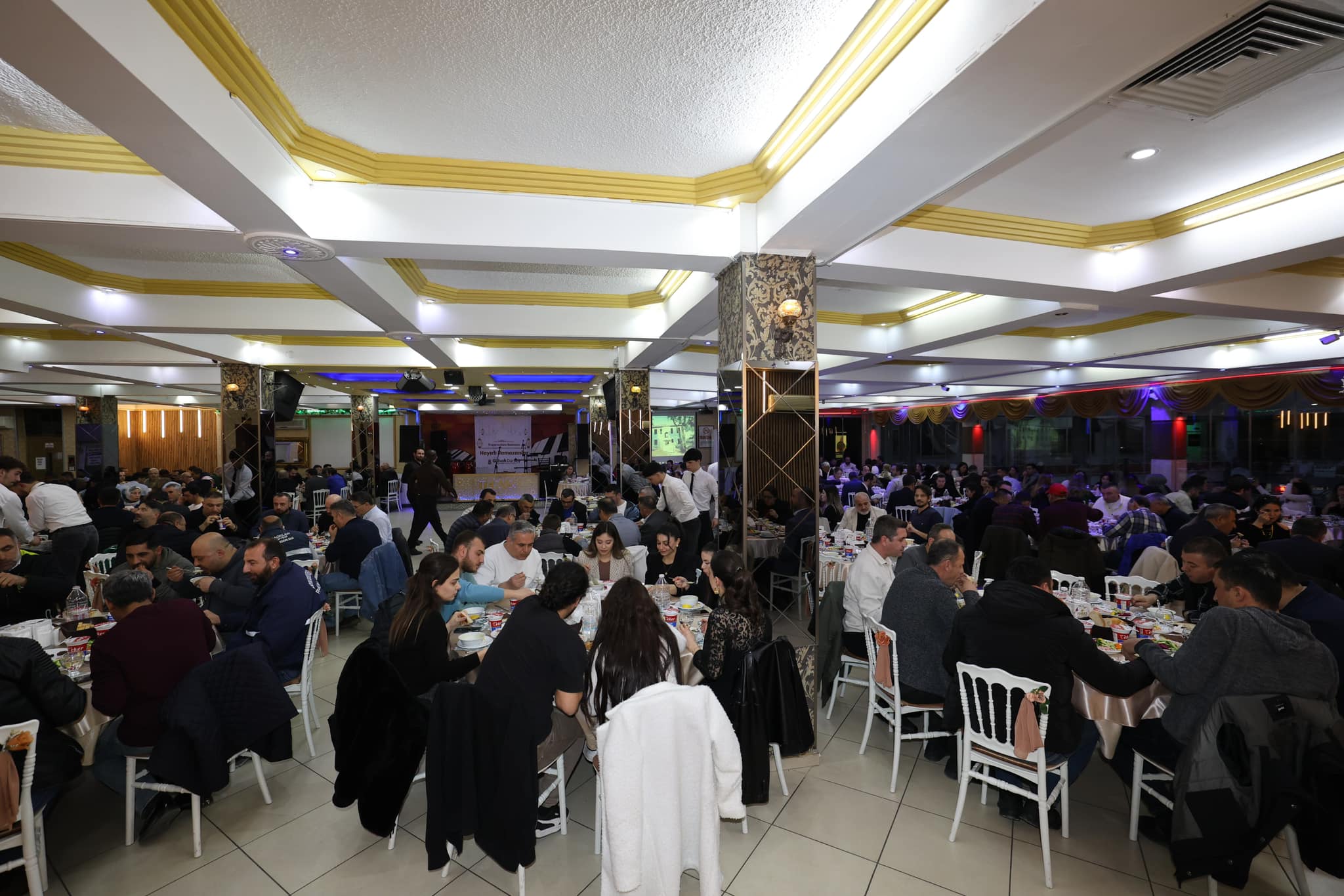 Şehzadeler Belediye Başkanı Gülşah Durbay, Belediye Çalışanlarıyla Iftar Sofrasında Bir Araya Gelerek Birlik Ve Dayanışma Mesajı Verdi (4)