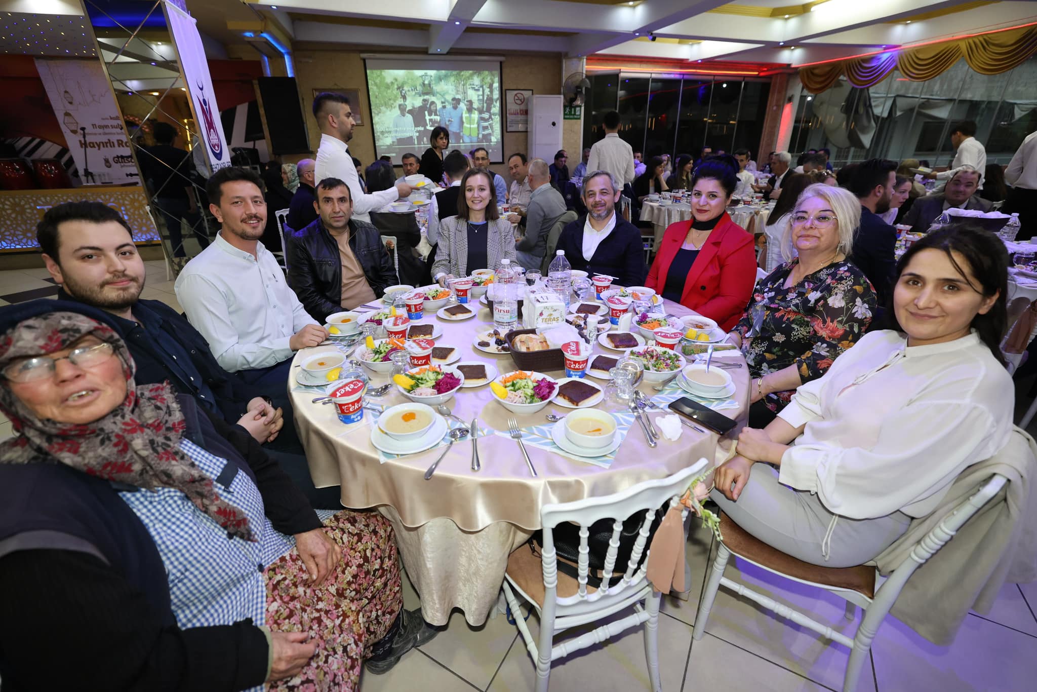 Şehzadeler Belediye Başkanı Gülşah Durbay, Belediye Çalışanlarıyla Iftar Sofrasında Bir Araya Gelerek Birlik Ve Dayanışma Mesajı Verdi (5)