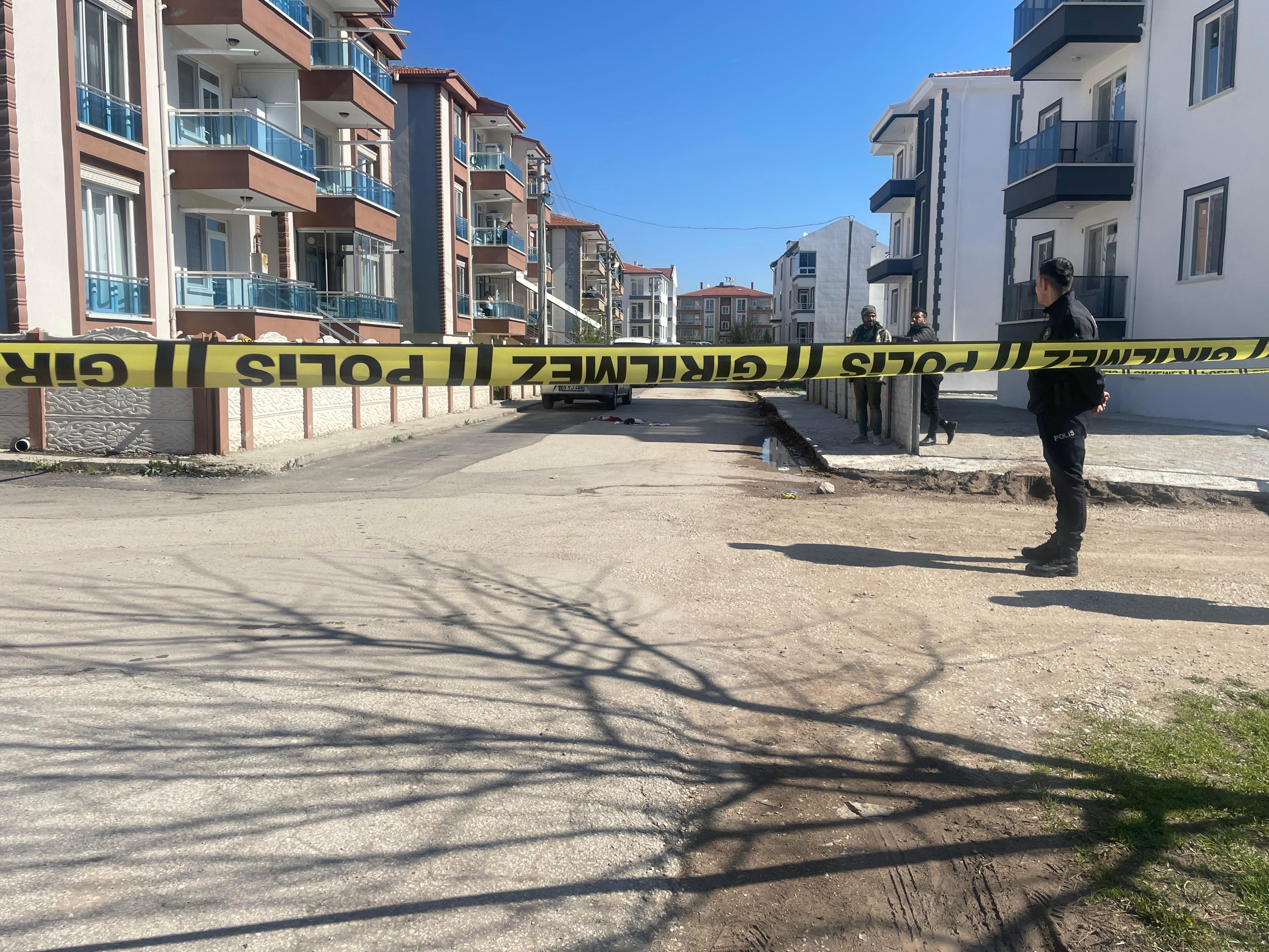 Afyonkarahisar'da Bir Şahıs Boşanma Aşamasında Olduğu Öğrenilen Karısını Tabancayla Vurarak Öldürdükten Sonra Aynı Silahla Intihar Girişiminde Bulundu (1)-1