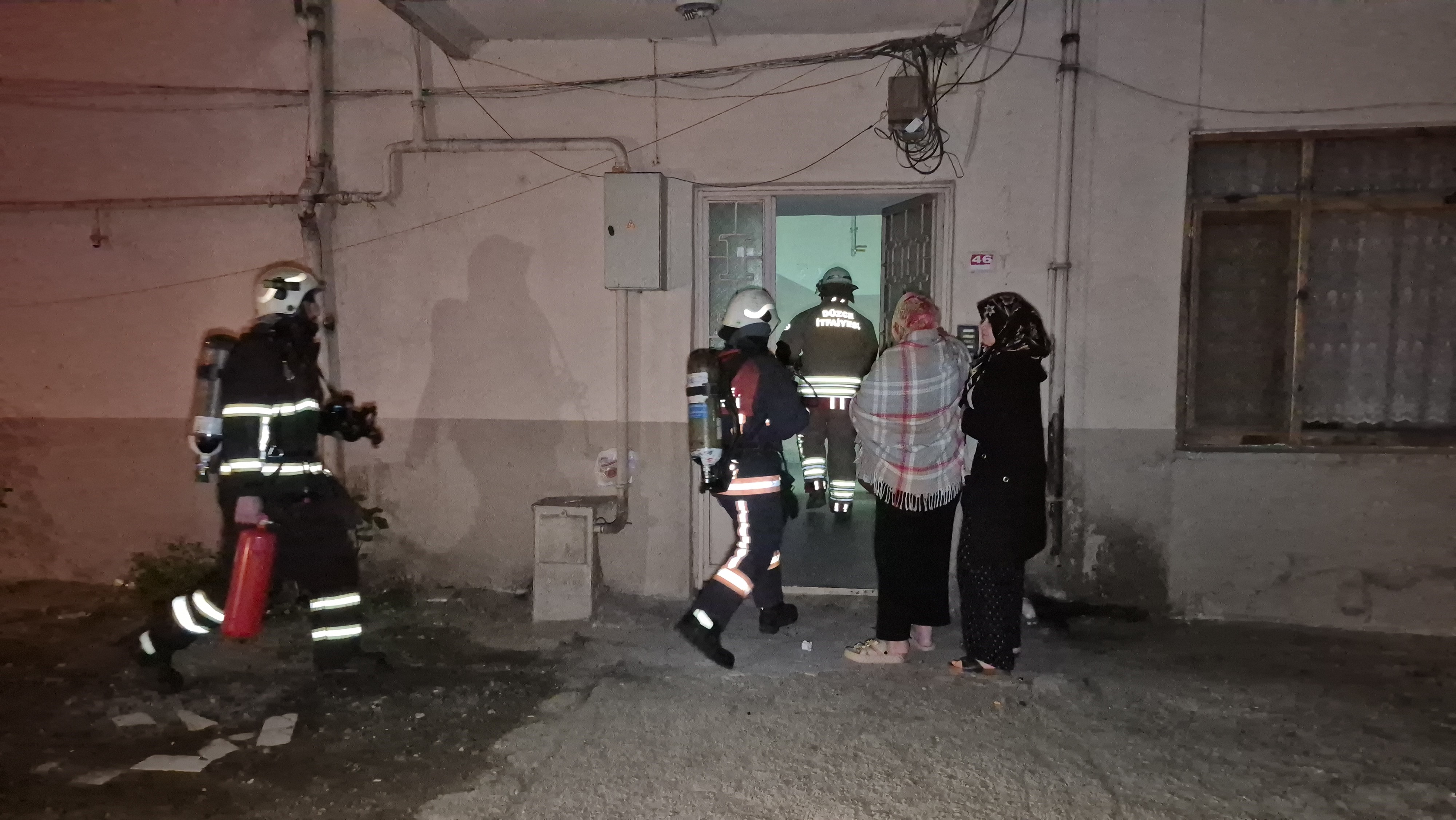 Çatıda Çıkan Yangın Mahalle Sakinlerini Sokağa Döktü (1)