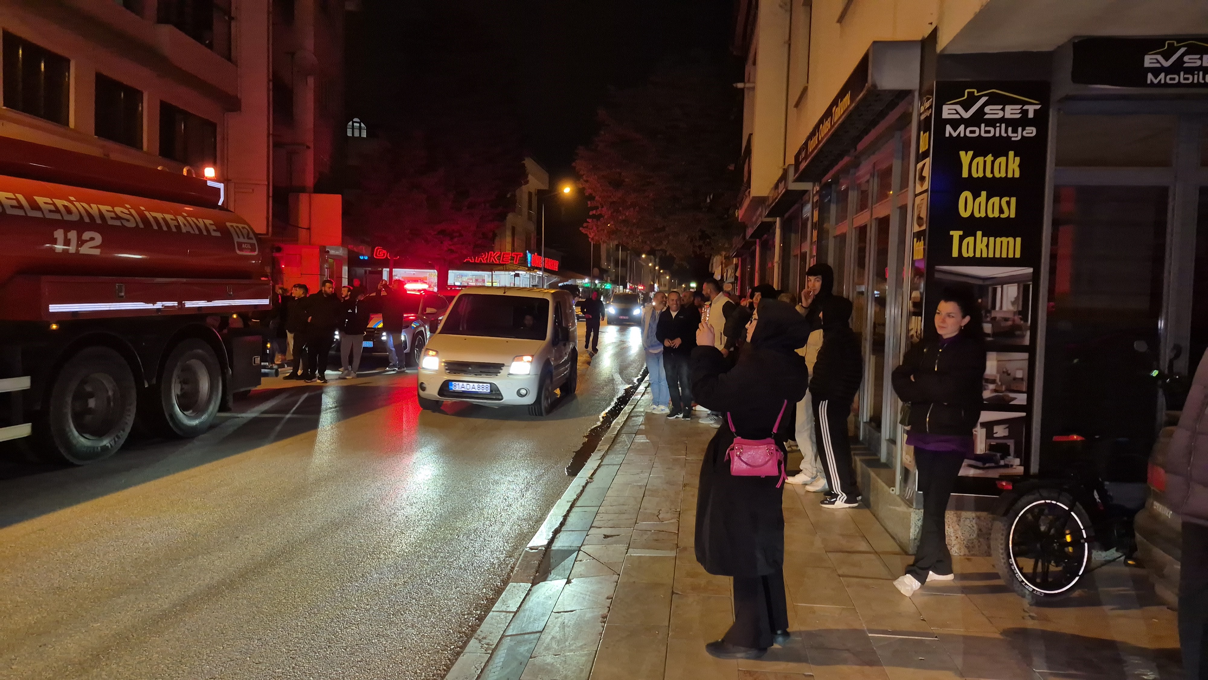 Çatıda Çıkan Yangın Mahalle Sakinlerini Sokağa Döktü (3)