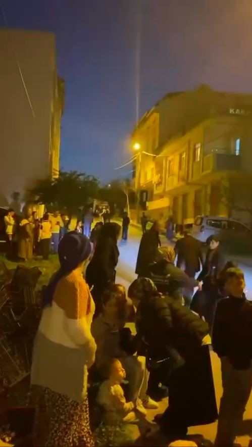 Deprem, Bir Kez Daha İstanbulluları Sokağa Döktü (1)