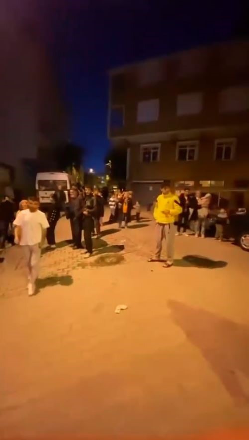 Deprem, Bir Kez Daha İstanbulluları Sokağa Döktü (5)