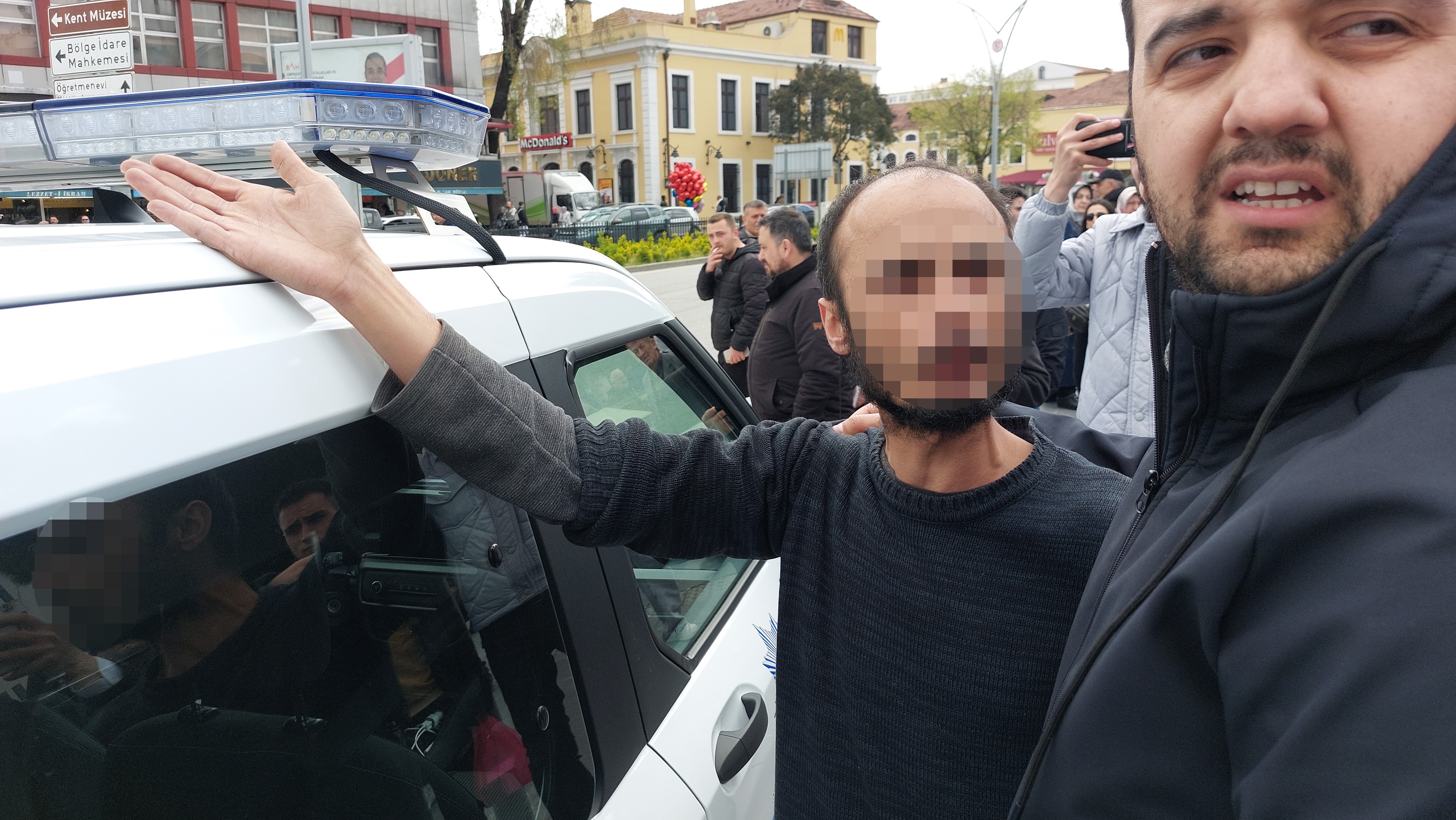 Mahalle Yolunun Yapılmadığı Gerekçesiyle Meydanda Kendini Yakmak Istedi (2)
