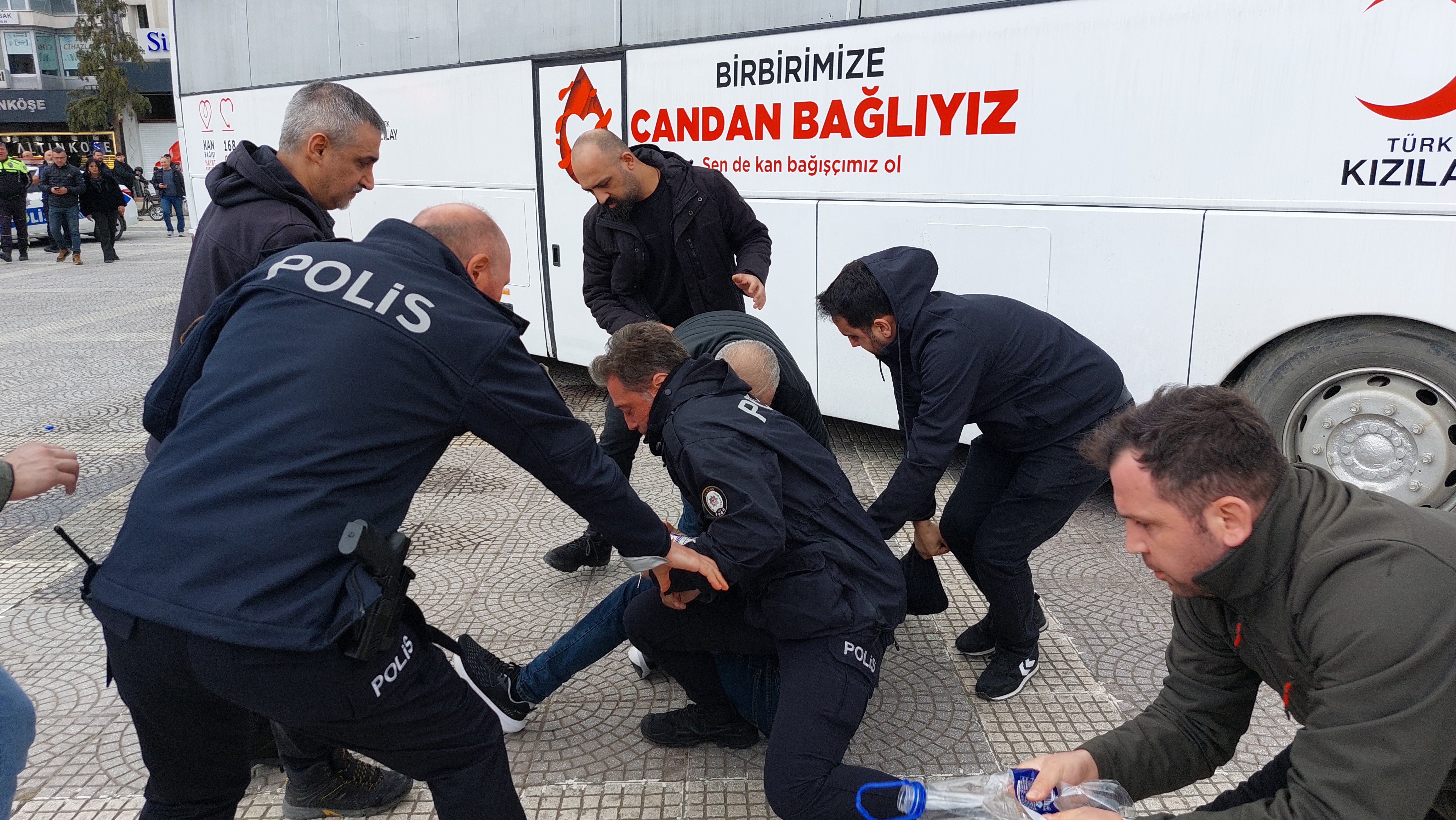 Mahalle Yolunun Yapılmadığı Gerekçesiyle Meydanda Kendini Yakmak Istedi (3)