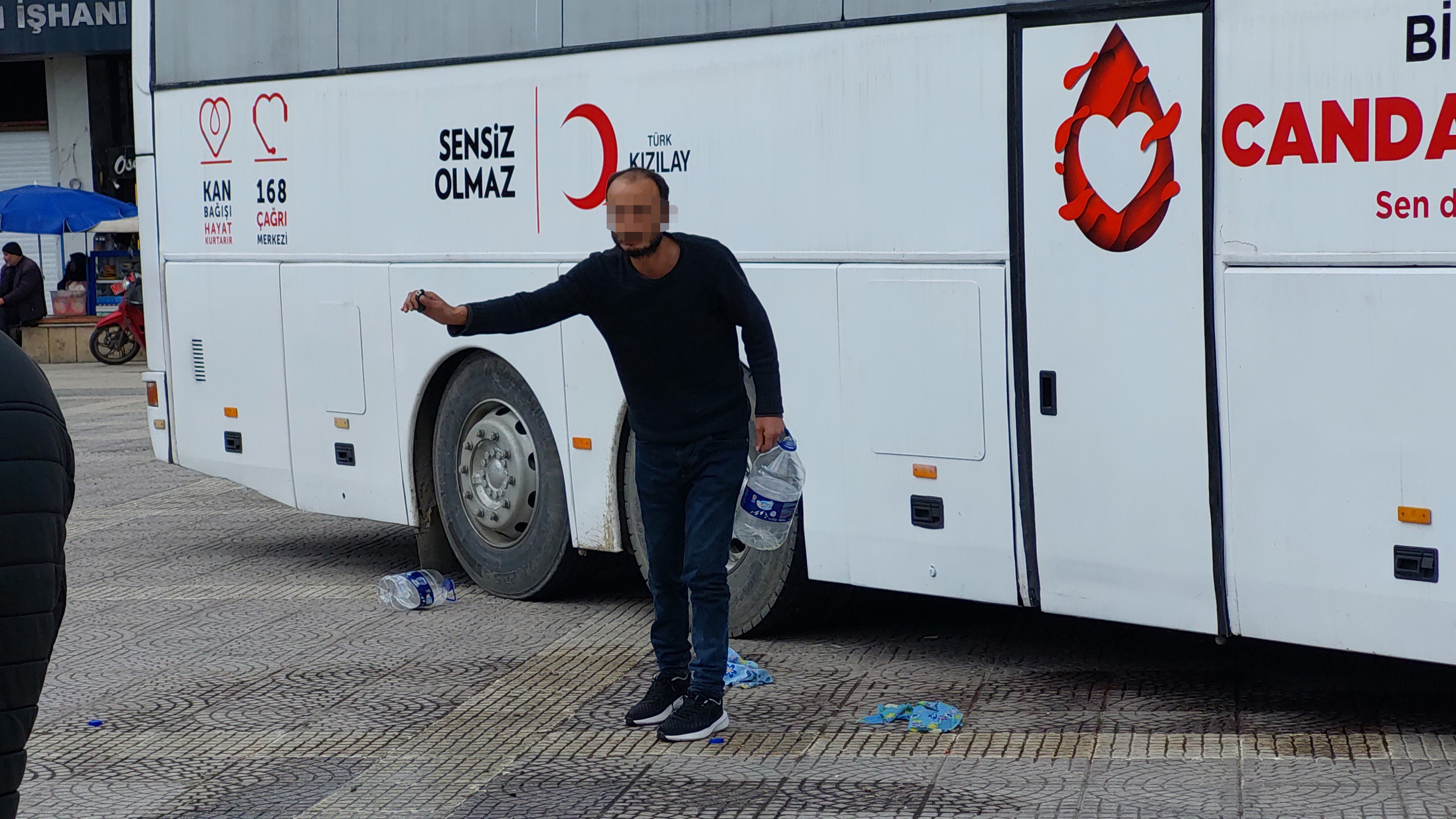 Mahalle Yolunun Yapılmadığı Gerekçesiyle Meydanda Kendini Yakmak Istedi (4)