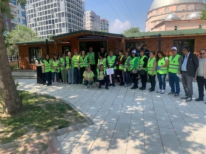 Yunusemre Kent Konseyi Üyeleri Çevre Temizliği Yaptı (2)