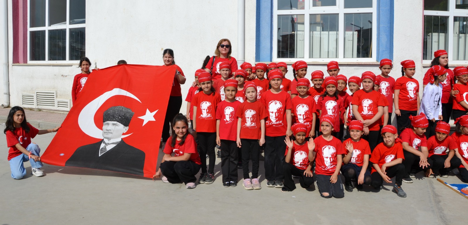 430 Öğrenciyle 23 Nisan Coşkusu Dr. Ömer Faruk Meriç İlkokulu’nda Unutulmaz Kutlama (2)
