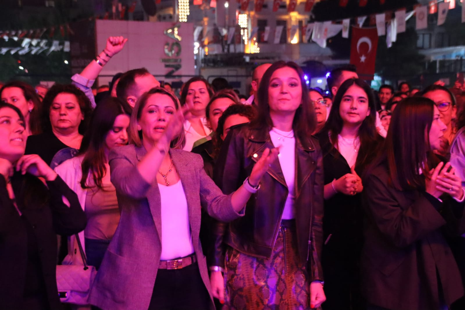 Manisa’da 90’Lar Rüzgarı Esti Nihat Sırdar’dan Müzik Şöleni (2)