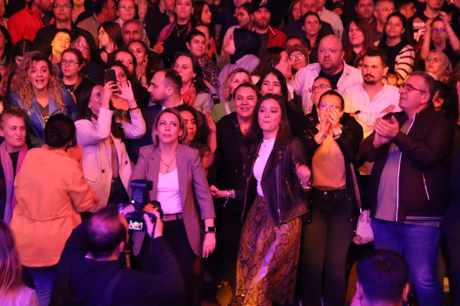 Manisa’da 90’Lar Rüzgarı Esti Nihat Sırdar’dan Müzik Şöleni (3)