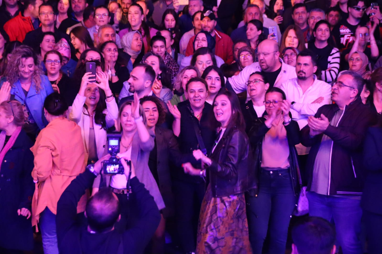 Manisa’da 90’Lar Rüzgarı Esti Nihat Sırdar’dan Müzik Şöleni (5)