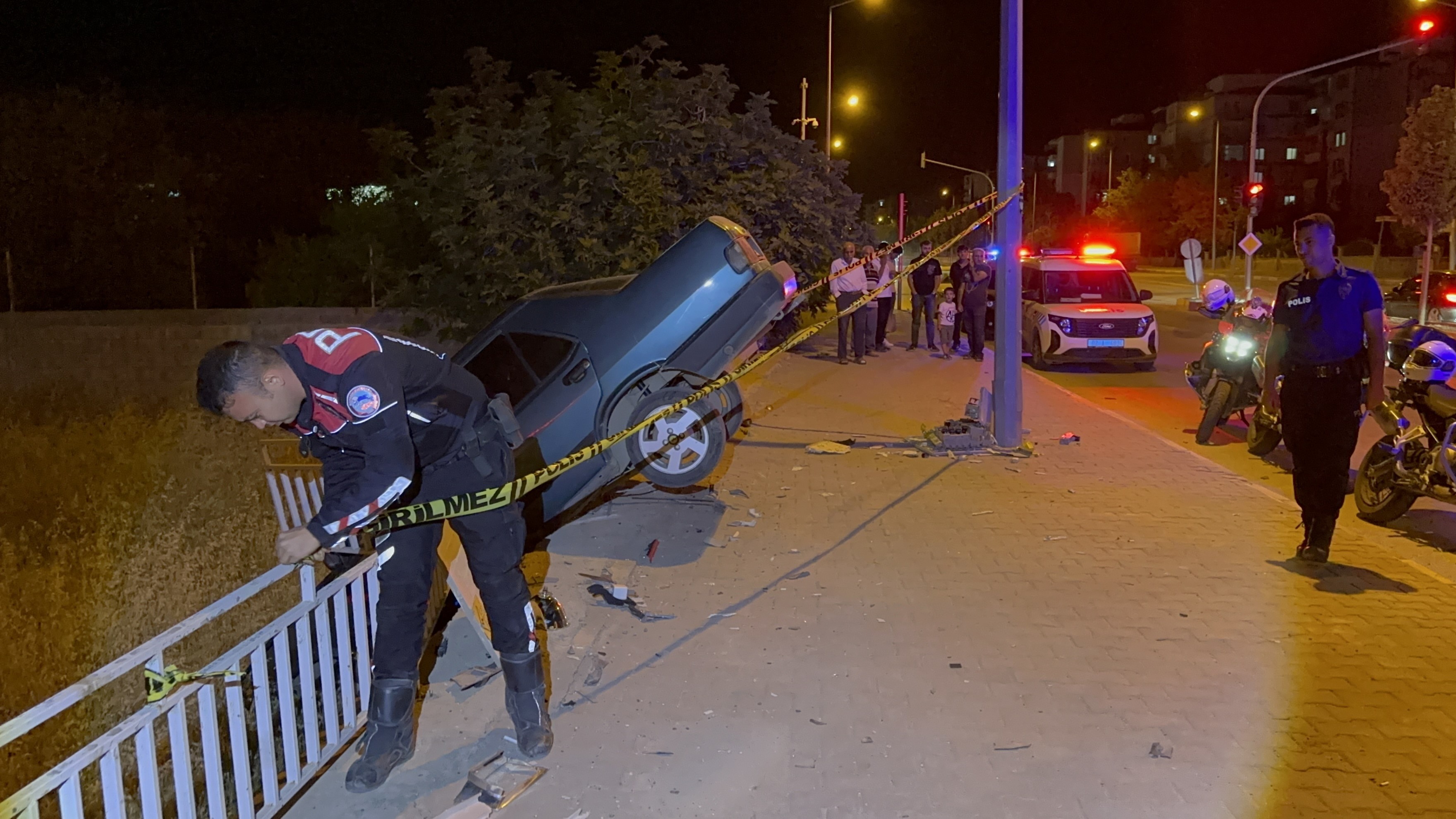 16 Yaşındaki Sürücü Kaldırımdaki Panoya Çarptı (2)