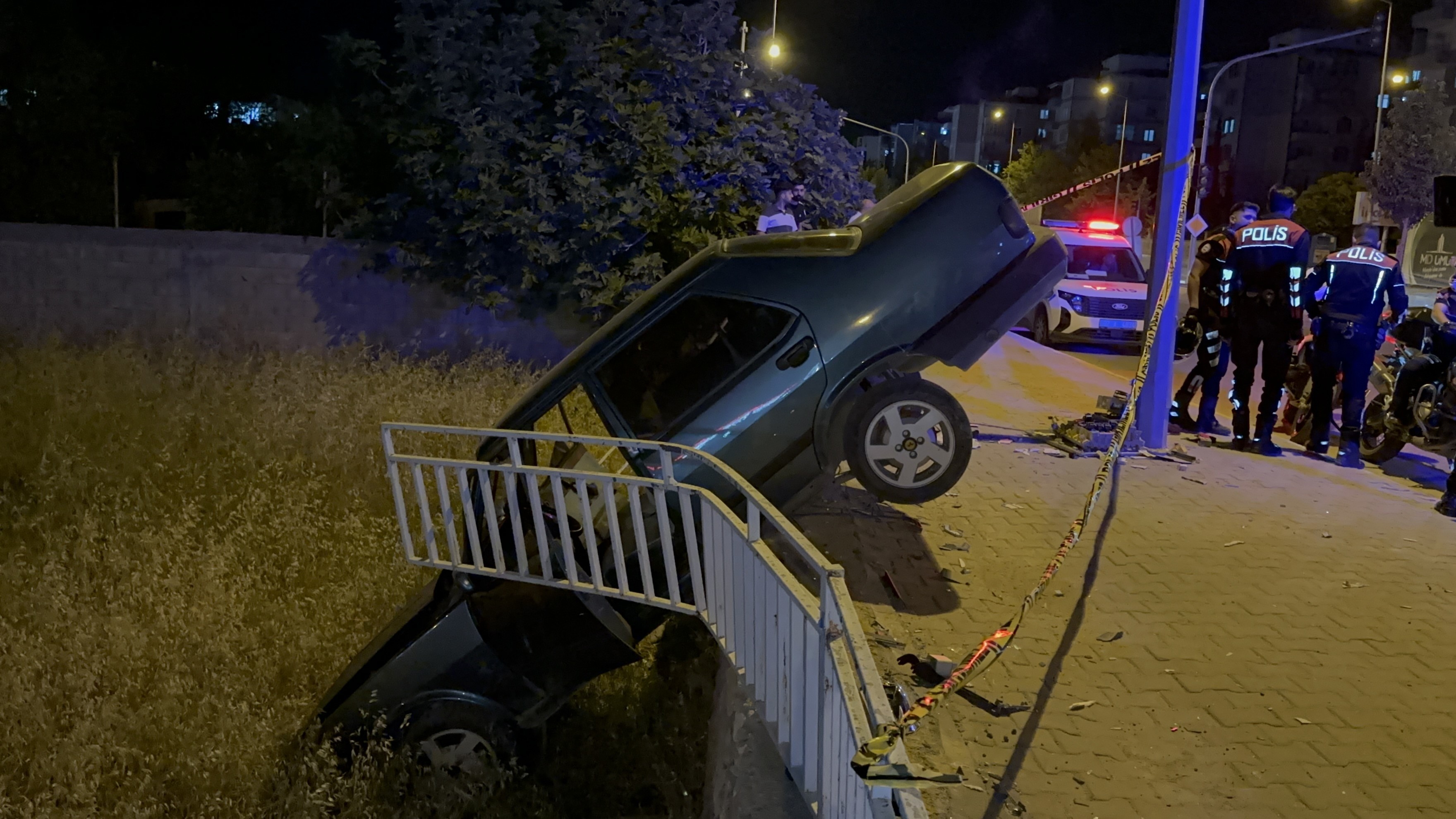 16 Yaşındaki Sürücü Kaldırımdaki Panoya Çarptı (3)