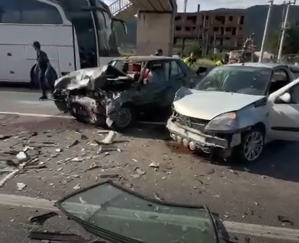 4 Araçlı Zincirleme Kaza 5 Yaralı (1)