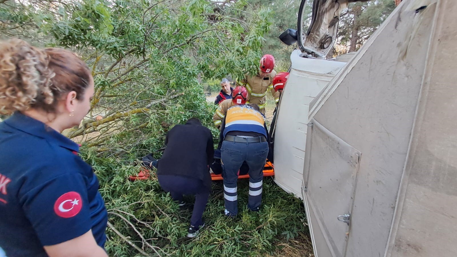 Araç Şarampole Uçtu, Sürücü Ters Dönen Kamyonette Sıkıştı (6)