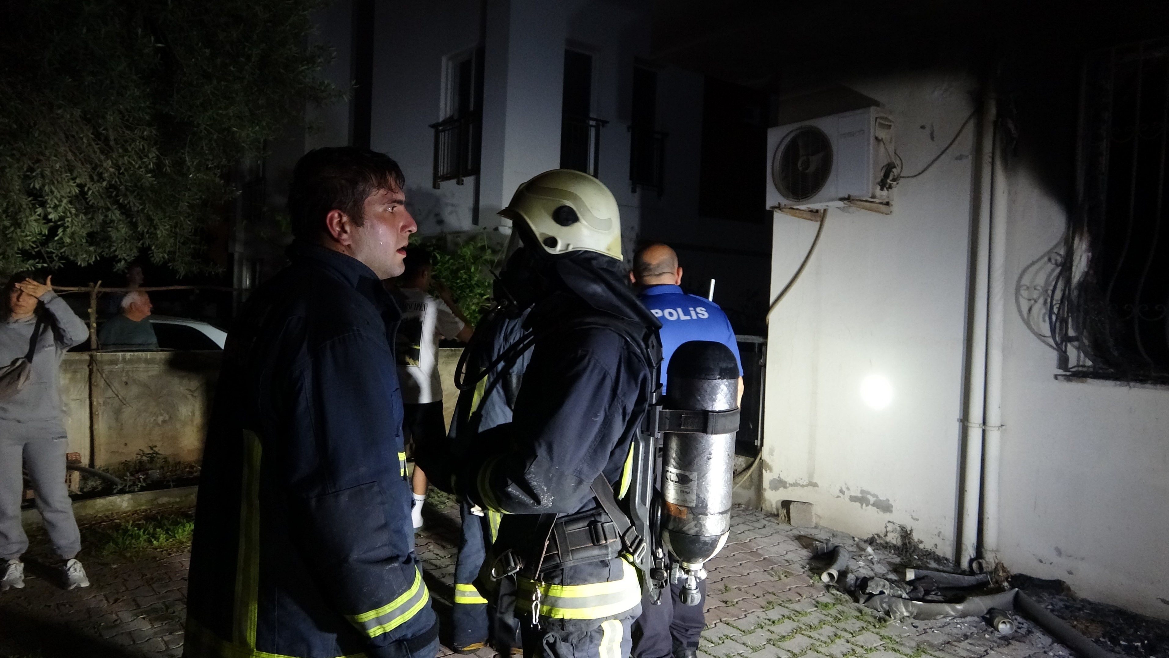 Daireyi Saran Alevler Apartman Sakinlerini Çatıya Çıkarttı    (7)