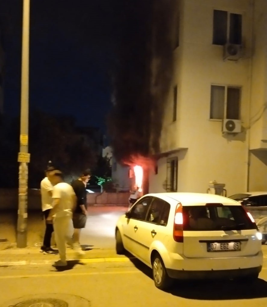 Daireyi Saran Alevler Apartman Sakinlerini Çatıya Çıkarttı    (8)