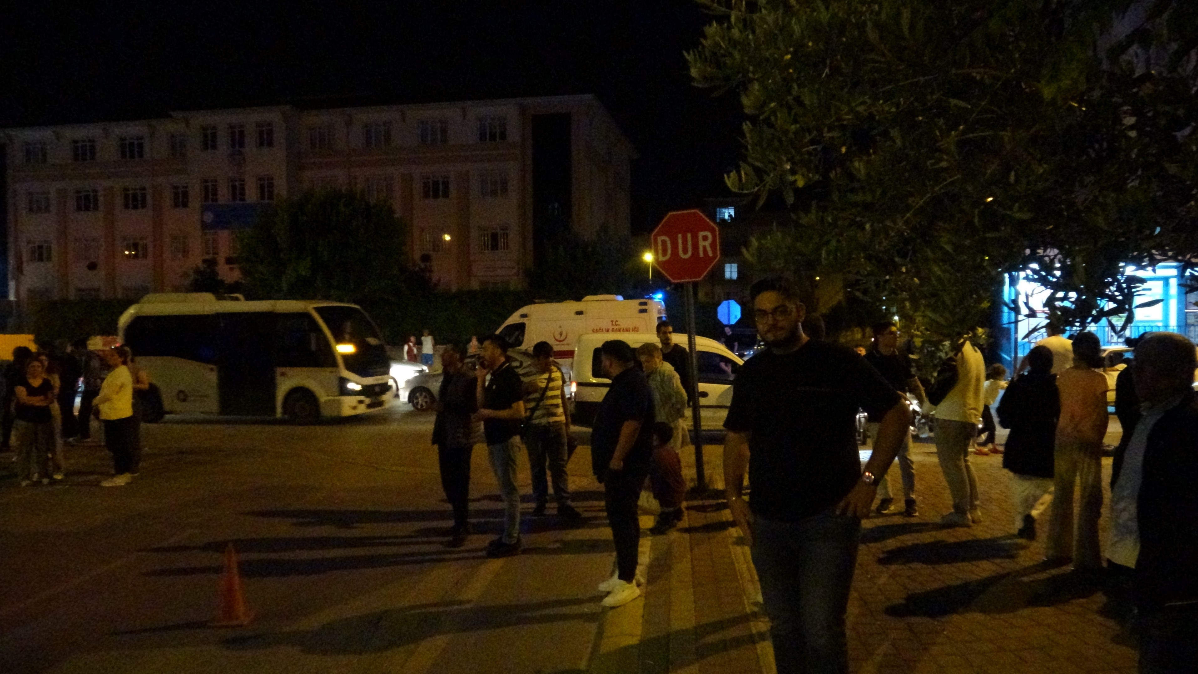 Daireyi Saran Alevler Apartman Sakinlerini Çatıya Çıkarttı    (9)