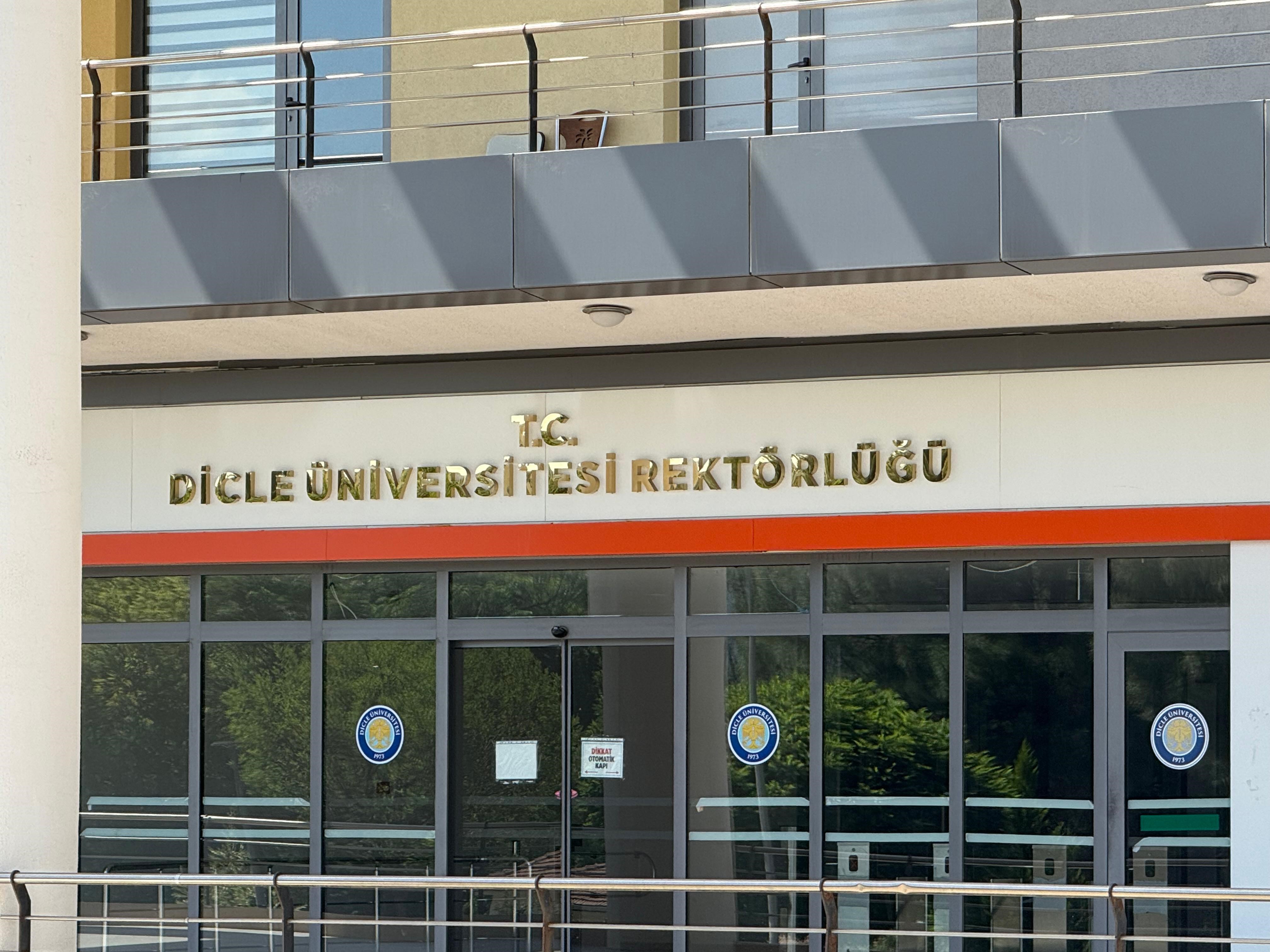 Diyarbakır’da, Dicle Üniversitesi İlahiyat Fakültesi Öğrencisi Sena Düzgün, Onkoloji Hastanesi Bahçesinde Ağaca Asılı Halde (3)