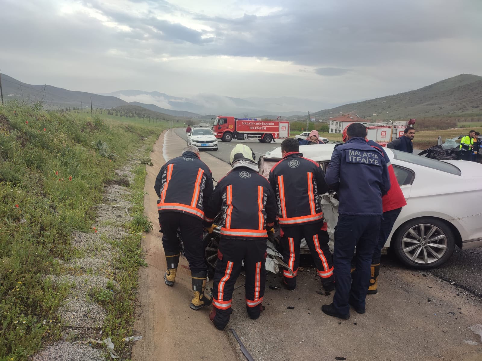 Hafif Ticari Araç Ile Otomobil Çarpıştı 2 Ölü, 2 Yaralı (2)