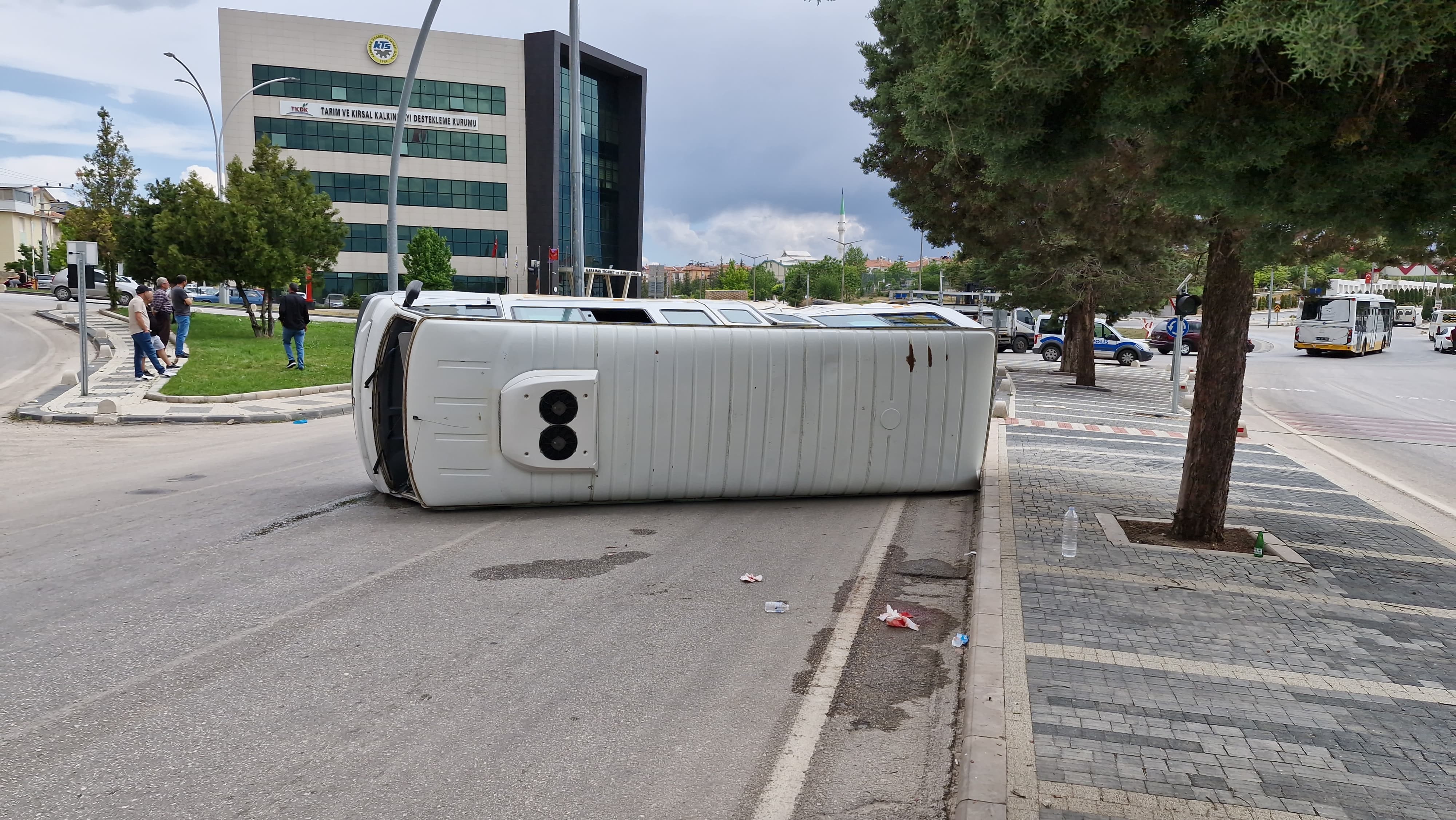 Kamyonetle Çarpışan Okul Servisi Devrildi 6 Yaralı (1)