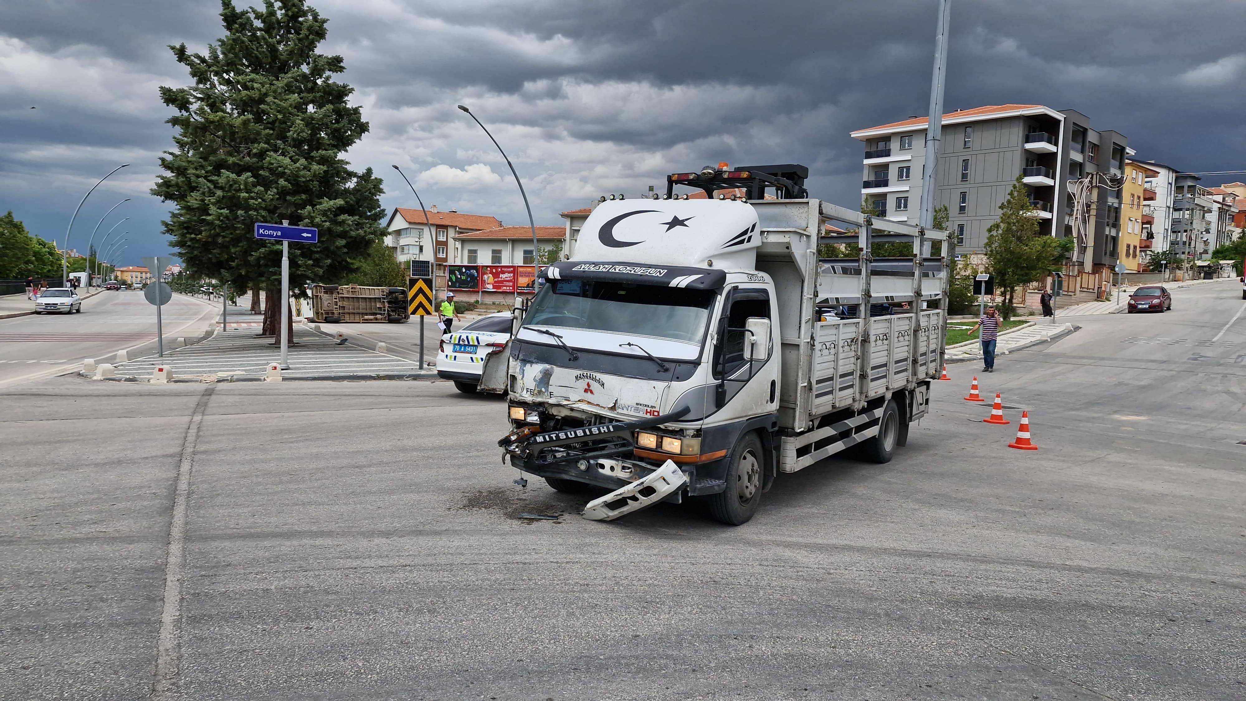 Kamyonetle Çarpışan Okul Servisi Devrildi 6 Yaralı (3)