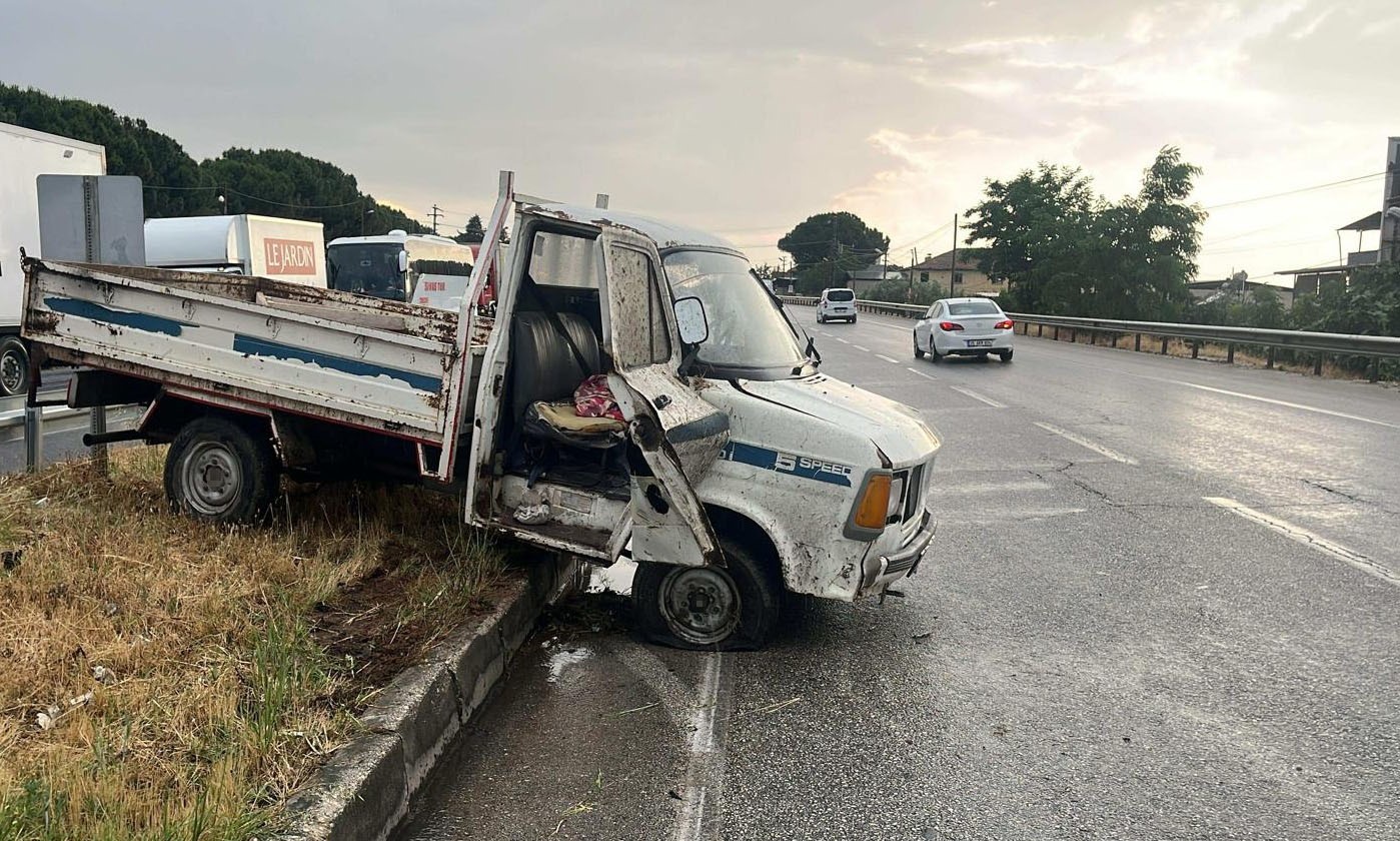 Manisa’da Kamyonet Refüje Çarptı Yolcu Öldü, Sürücü Yaralandı (1)