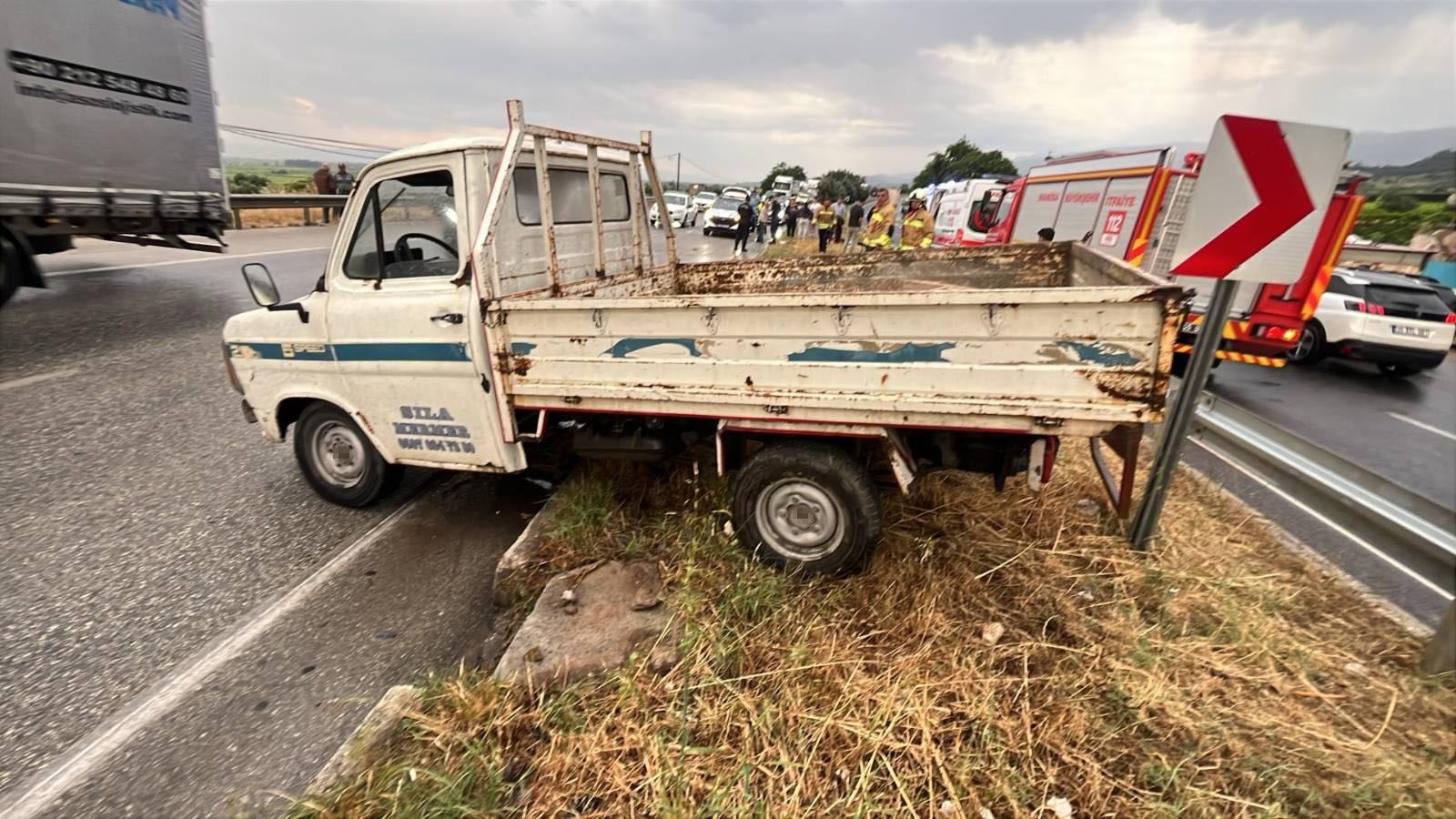 Manisa’da Kamyonet Refüje Çarptı Yolcu Öldü, Sürücü Yaralandı (2)