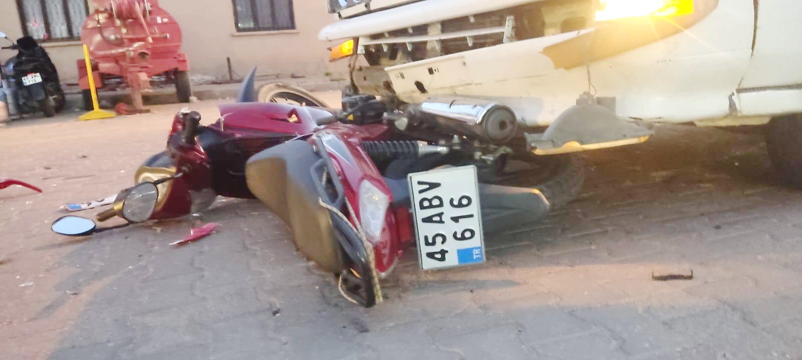 Manisa'da Motosiklet Minibüsün Altında Kaldı (1)-1