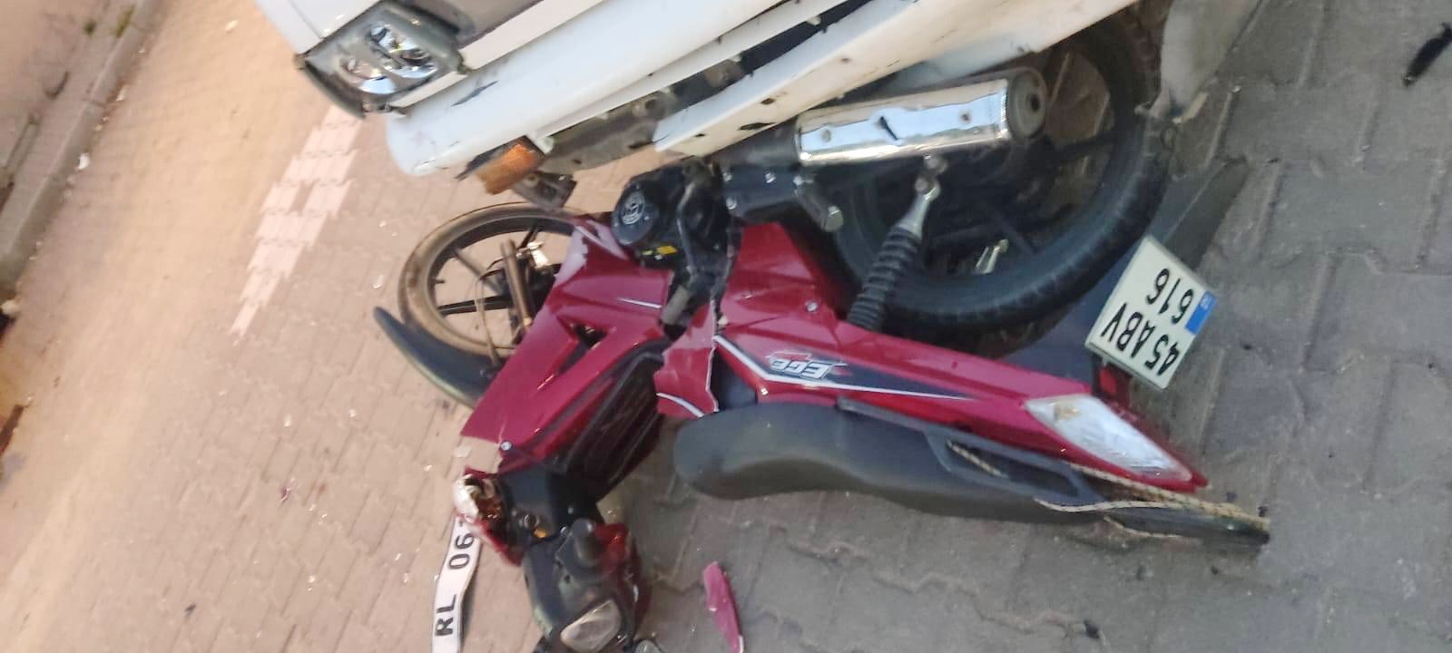 Manisa'da Motosiklet Minibüsün Altında Kaldı (2)