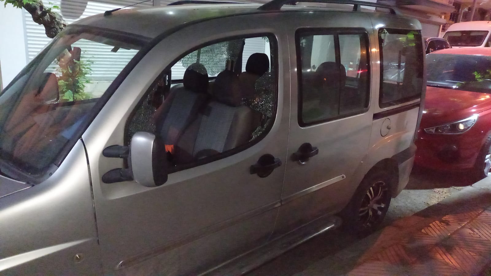 Manisa'da Park Halindeki 13 Araca Zarar Veren Şüpheli Aranıyor (1)-1