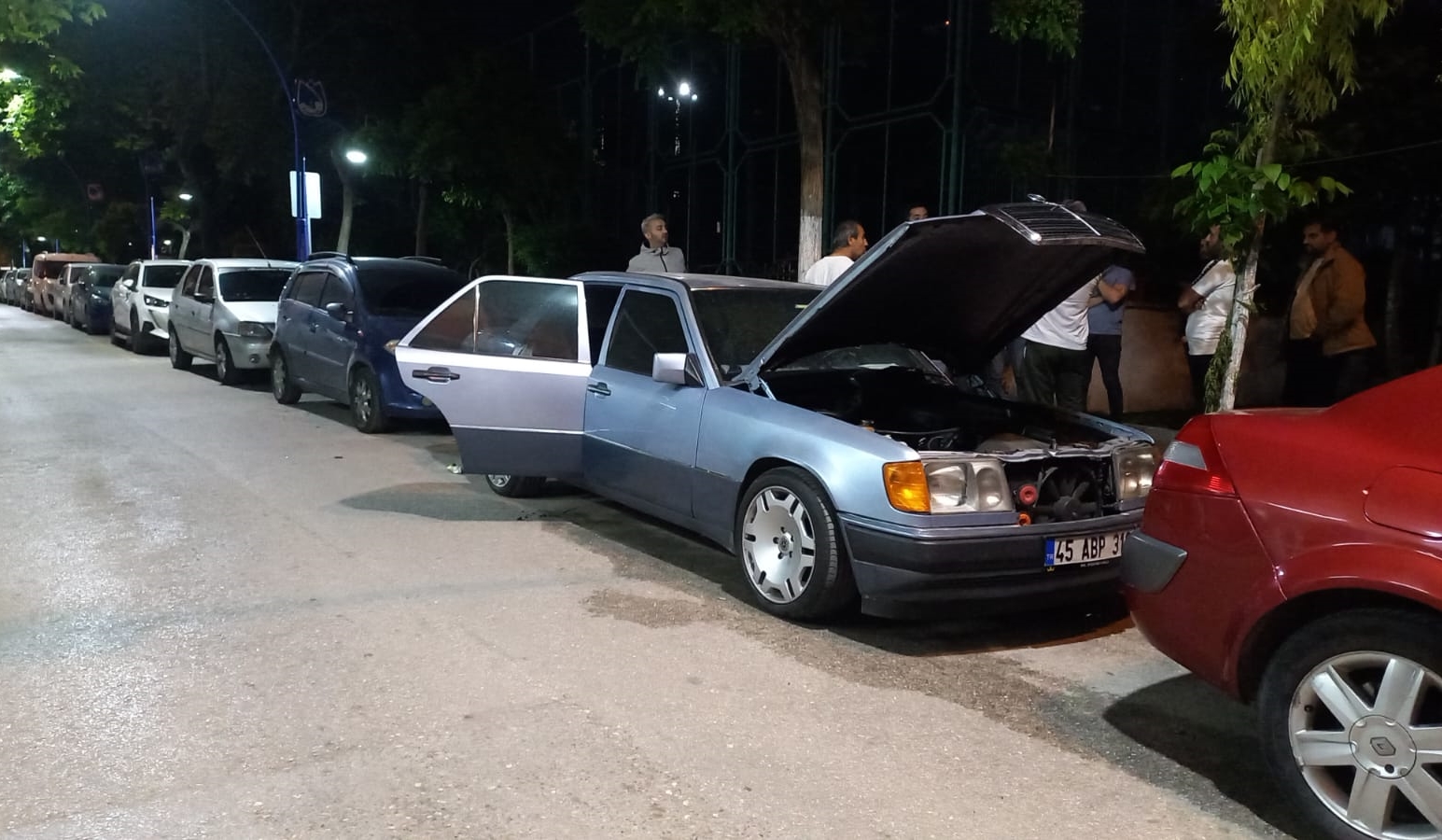 Manisa'da Park Halindeki 13 Araca Zarar Veren Şüpheli Aranıyor (2)