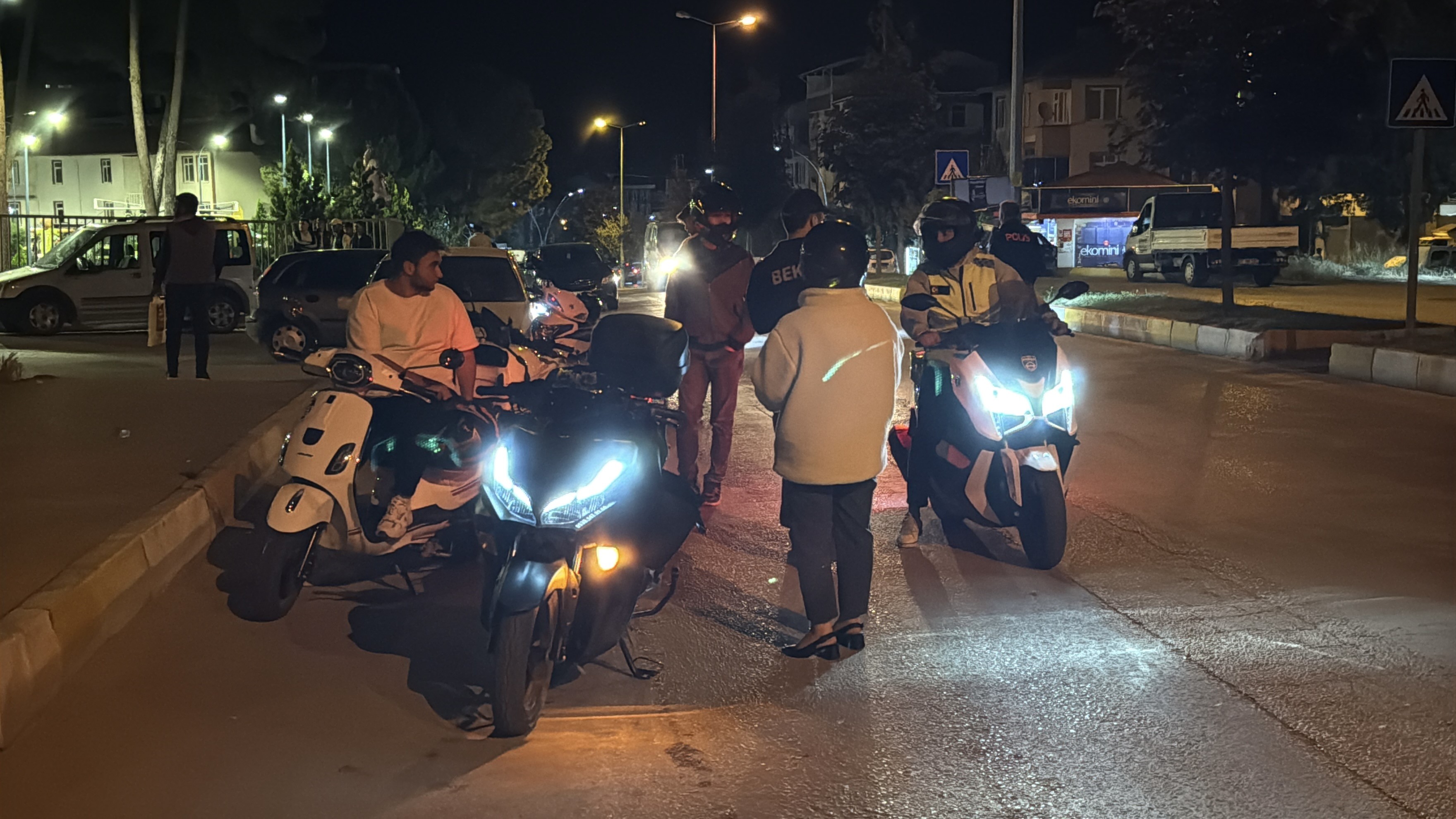 Motosiklet Sürücülerine Ceza Yağdı; Onlar Ise Çekirdek Yiyerek Izledi (1)-1