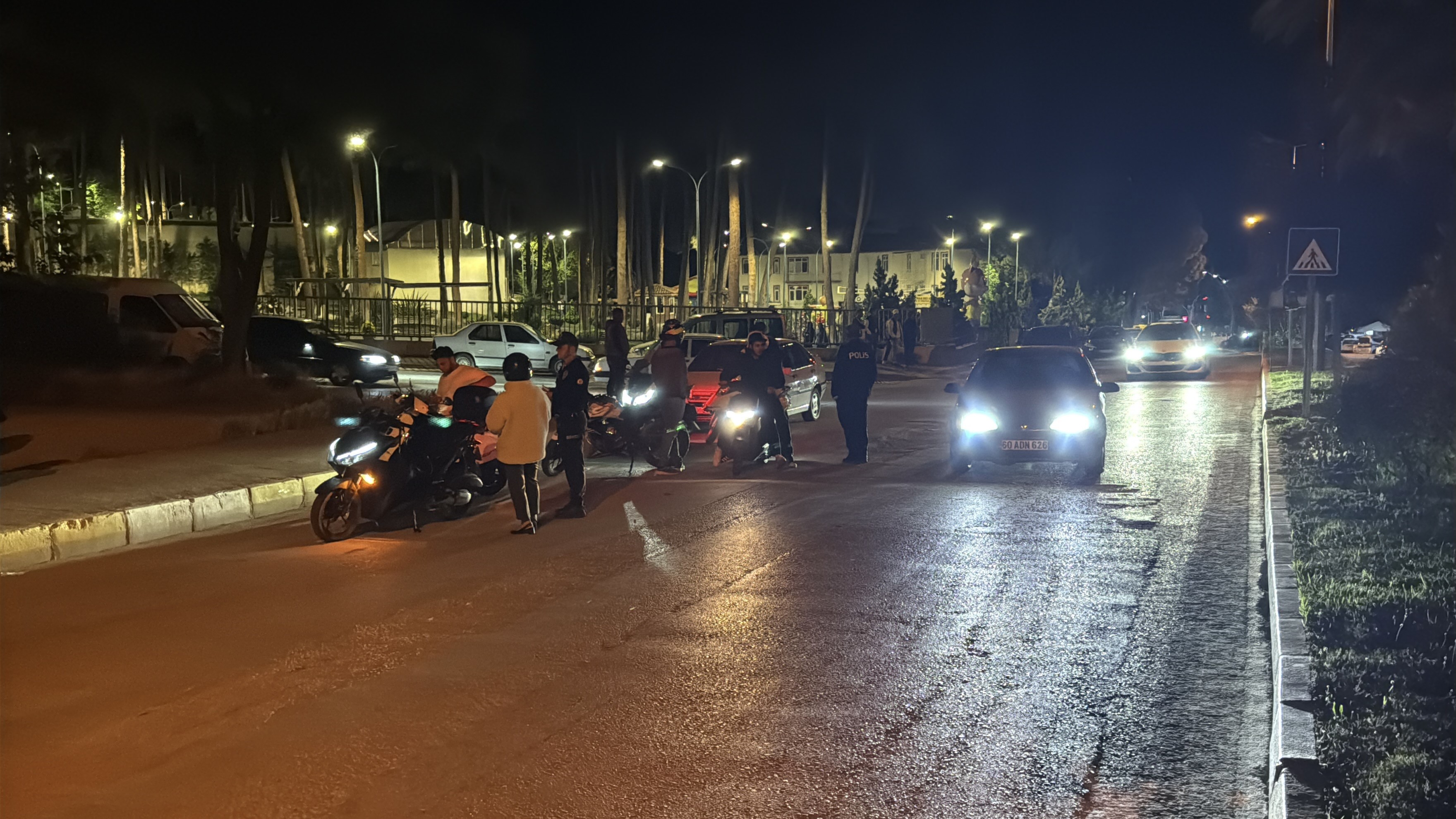 Motosiklet Sürücülerine Ceza Yağdı; Onlar Ise Çekirdek Yiyerek Izledi (3)
