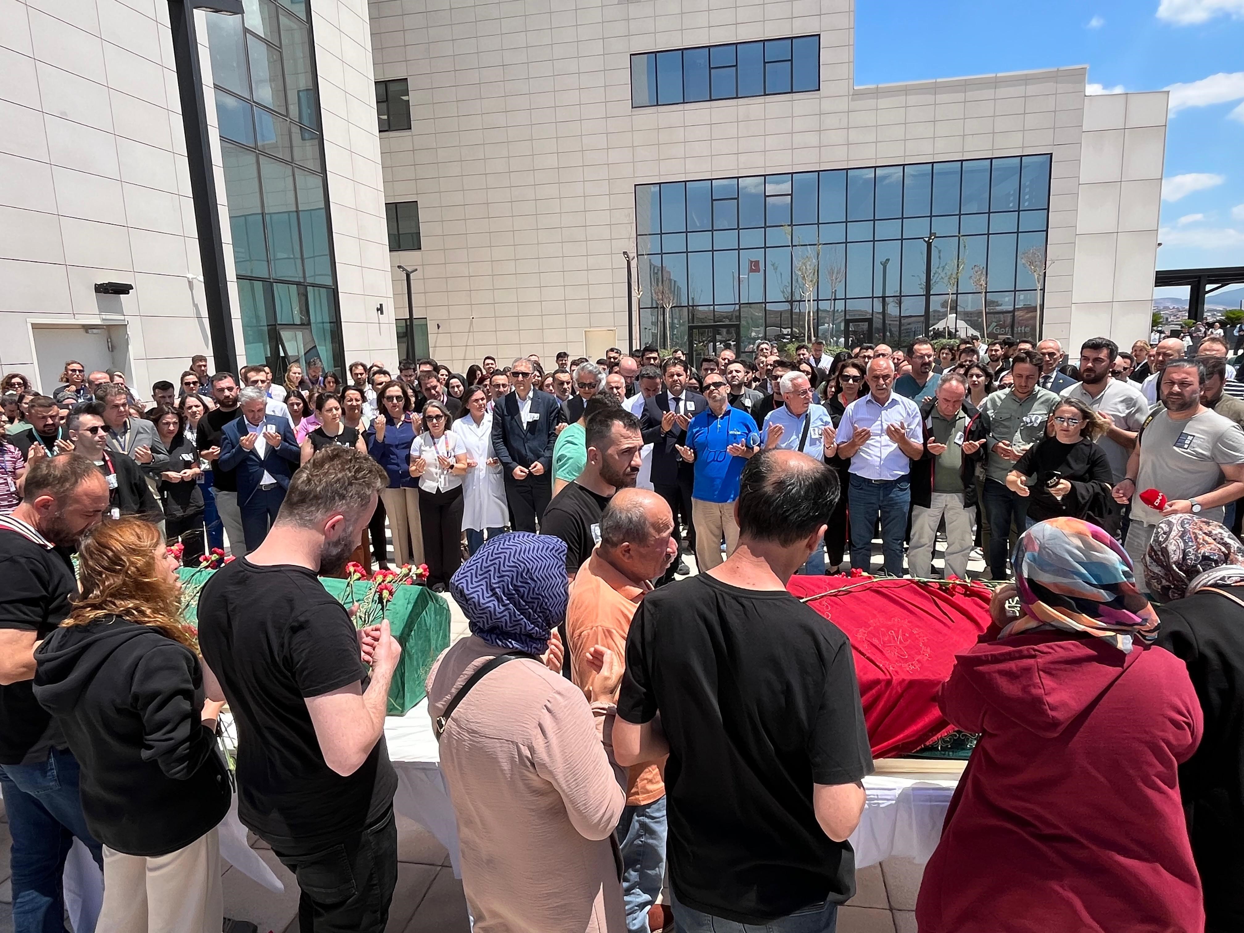 Ölüm Bile Ayıramadı, İzmir'de Hayatını Kaybeden Doktor Ve Eşine Acı Veda (1)-1
