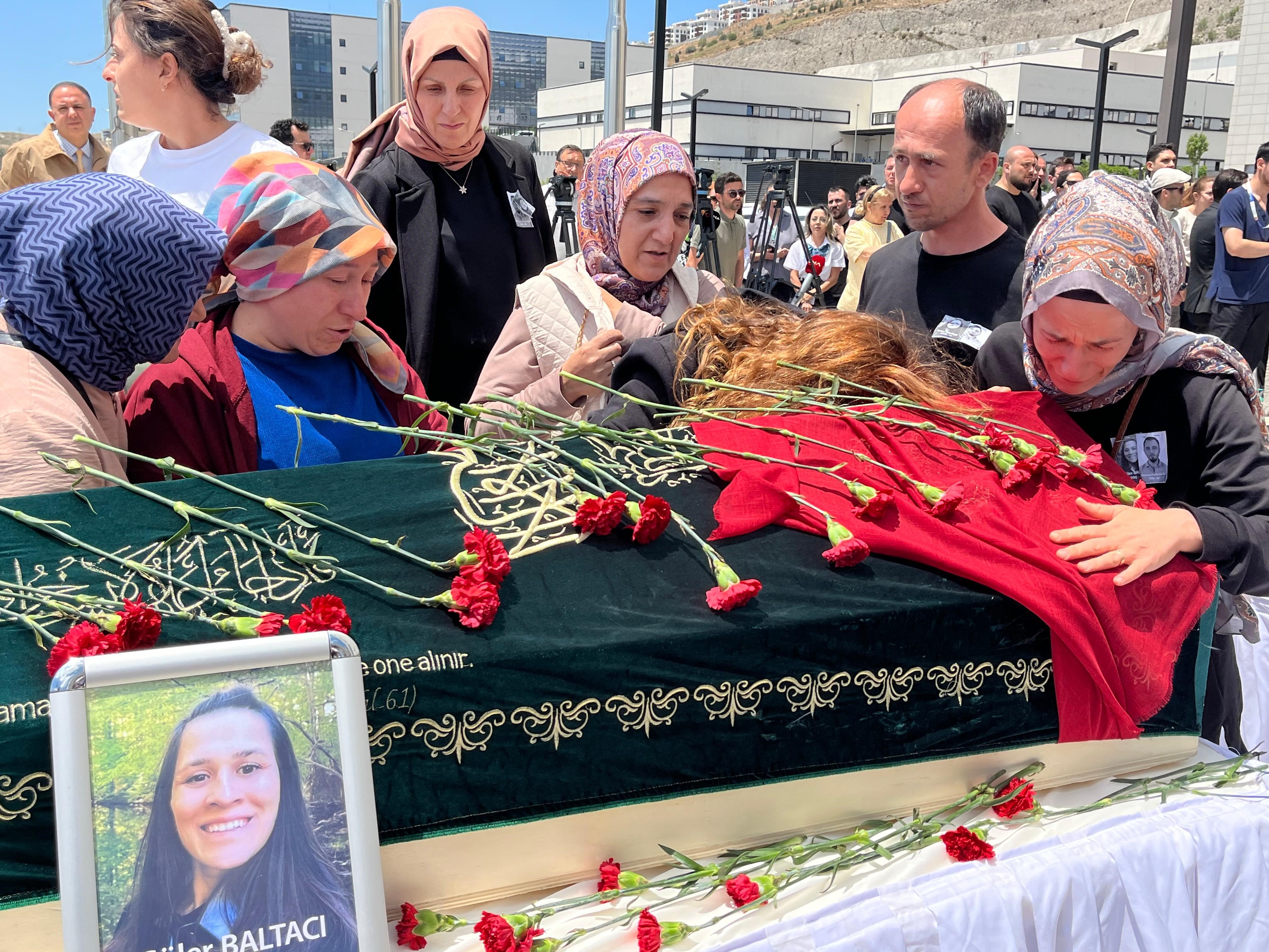 Ölüm Bile Ayıramadı, İzmir'de Hayatını Kaybeden Doktor Ve Eşine Acı Veda (7)