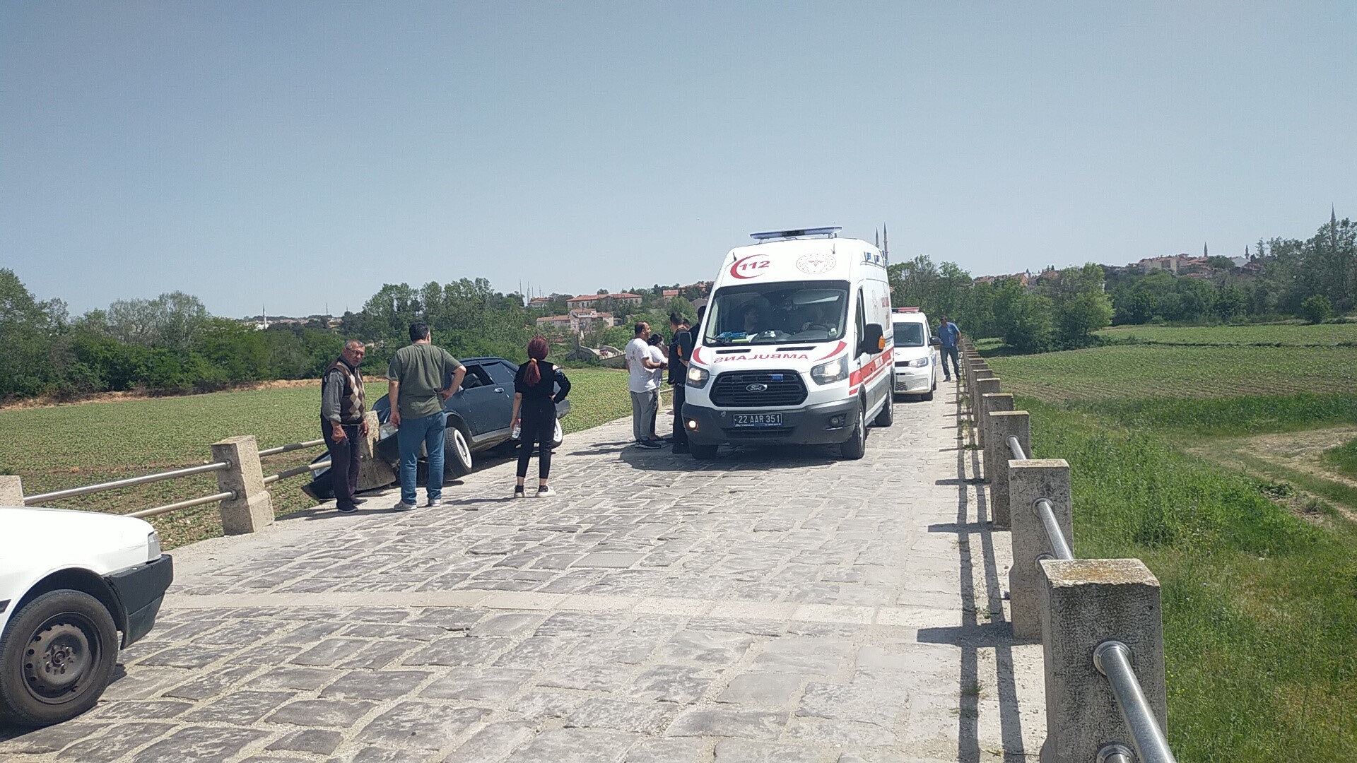 Otomobil Köprüde Asılı Kaldı (2)