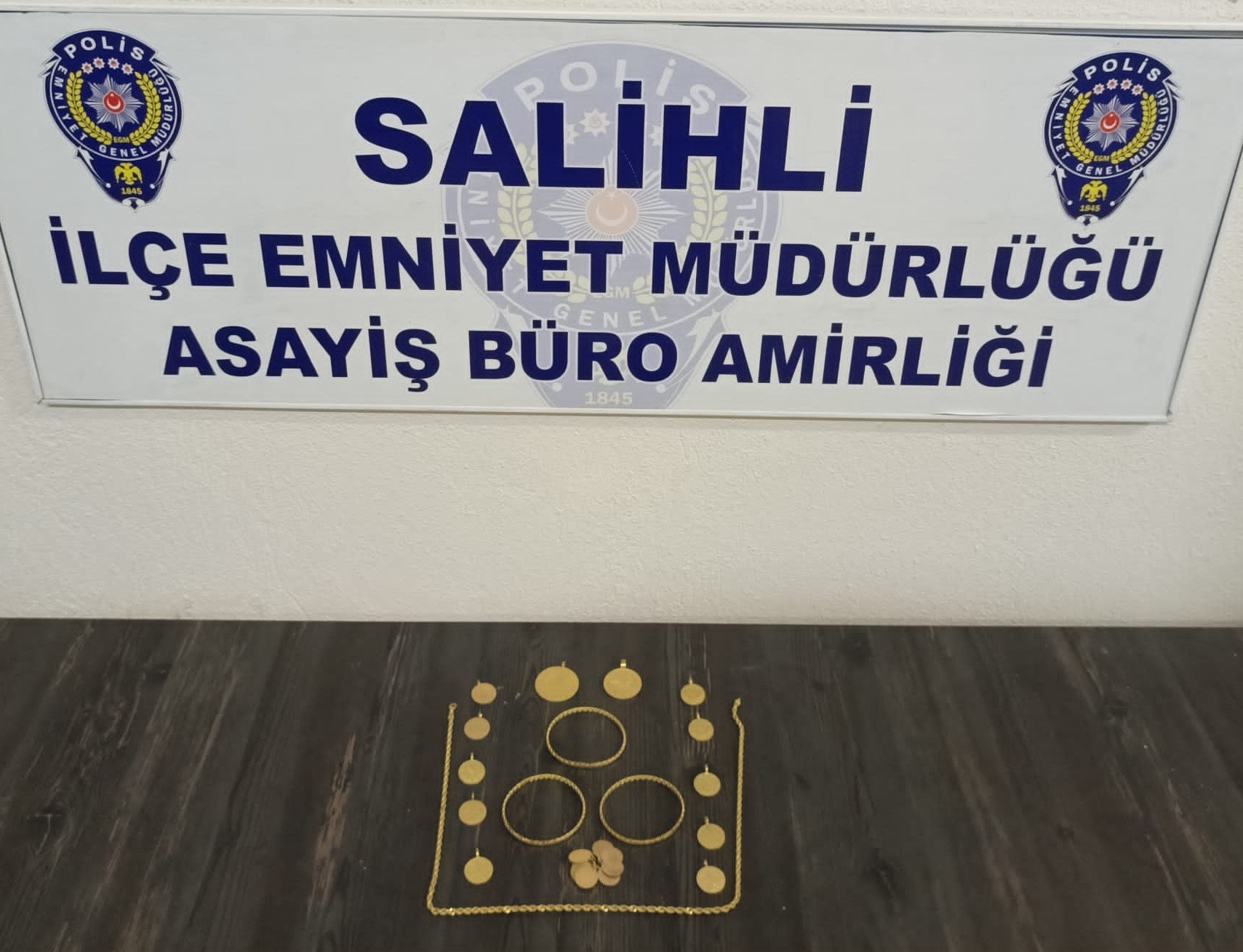 Salihli'de Aranan Şahıslar Kumar Oynarken Yakaladı (2)