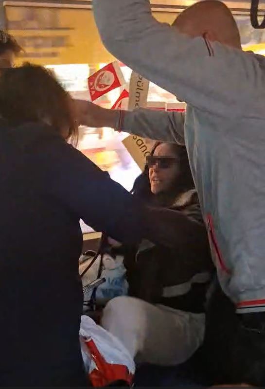 Tramvayda Yolcuların Koltuk Kavgası Kamerada Bir Şahıs Yolculara Tükürdü! (1)-1