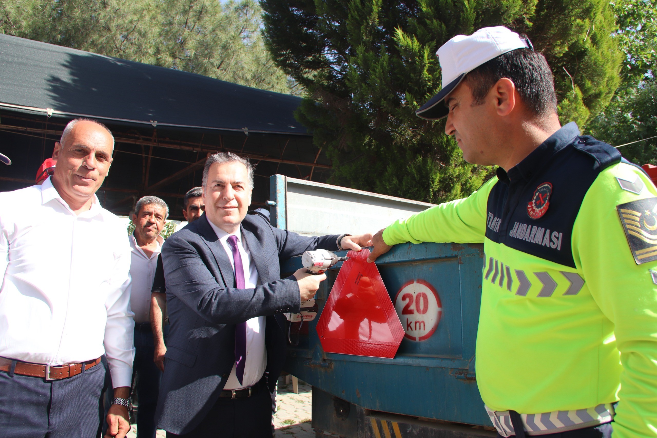 Turgutlu’da Traktör Sürücülerine Reflektör Uyarısı Yapıldı (1)