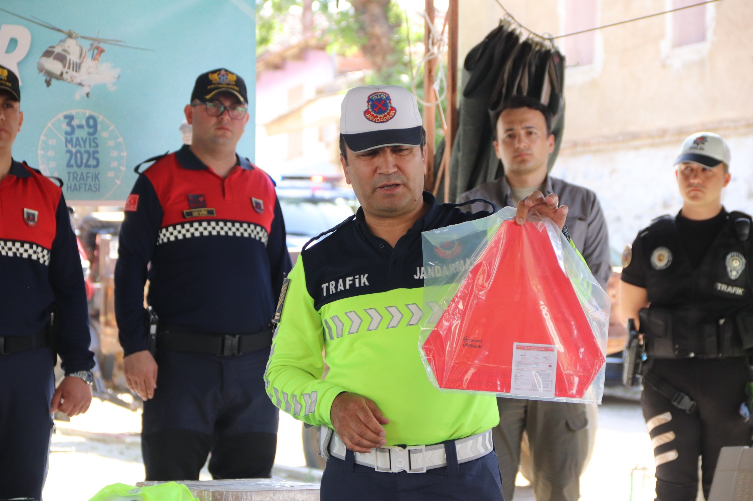 Turgutlu’da Traktör Sürücülerine Reflektör Uyarısı Yapıldı (2)