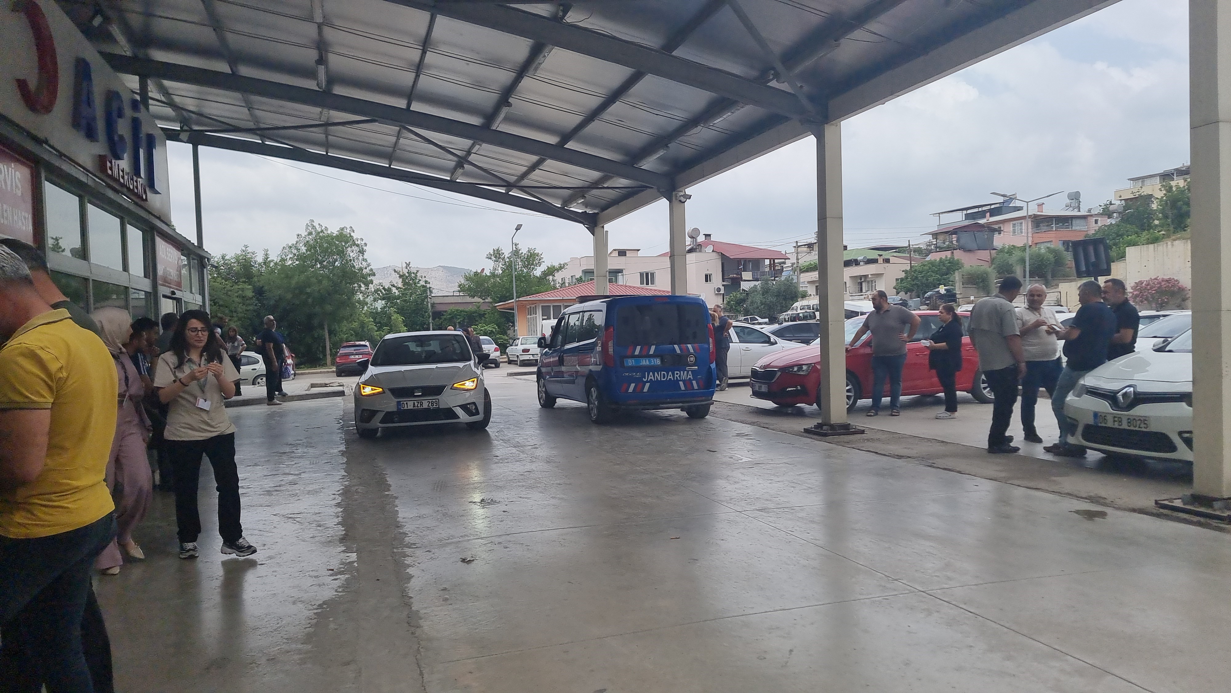 Yol Verme Kavgasında Silahlar Çekildi 1'I Polis 3 Yaralı (1)