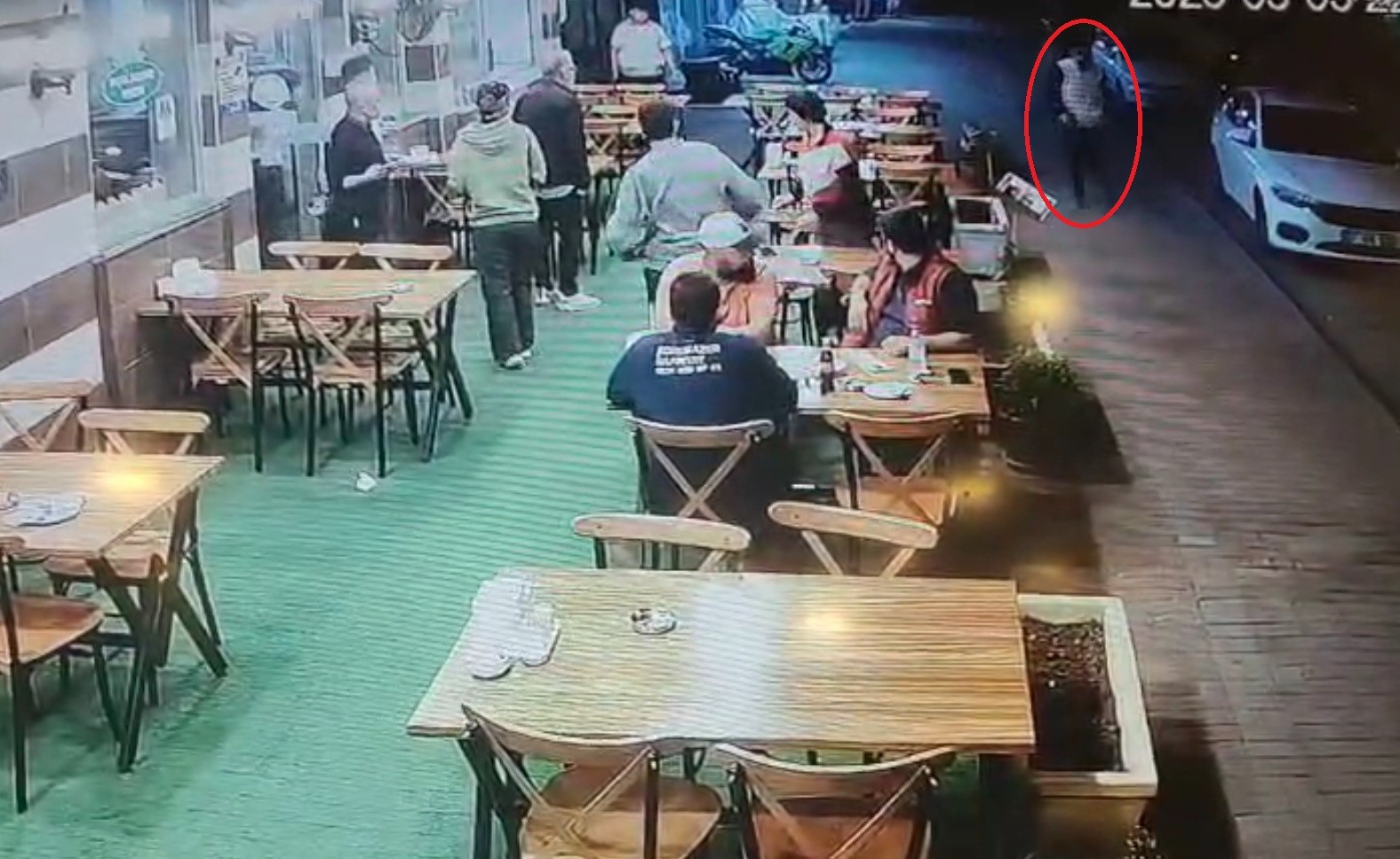 Dükkan kurşunlanırken herkes kaçtı onlar izledi
