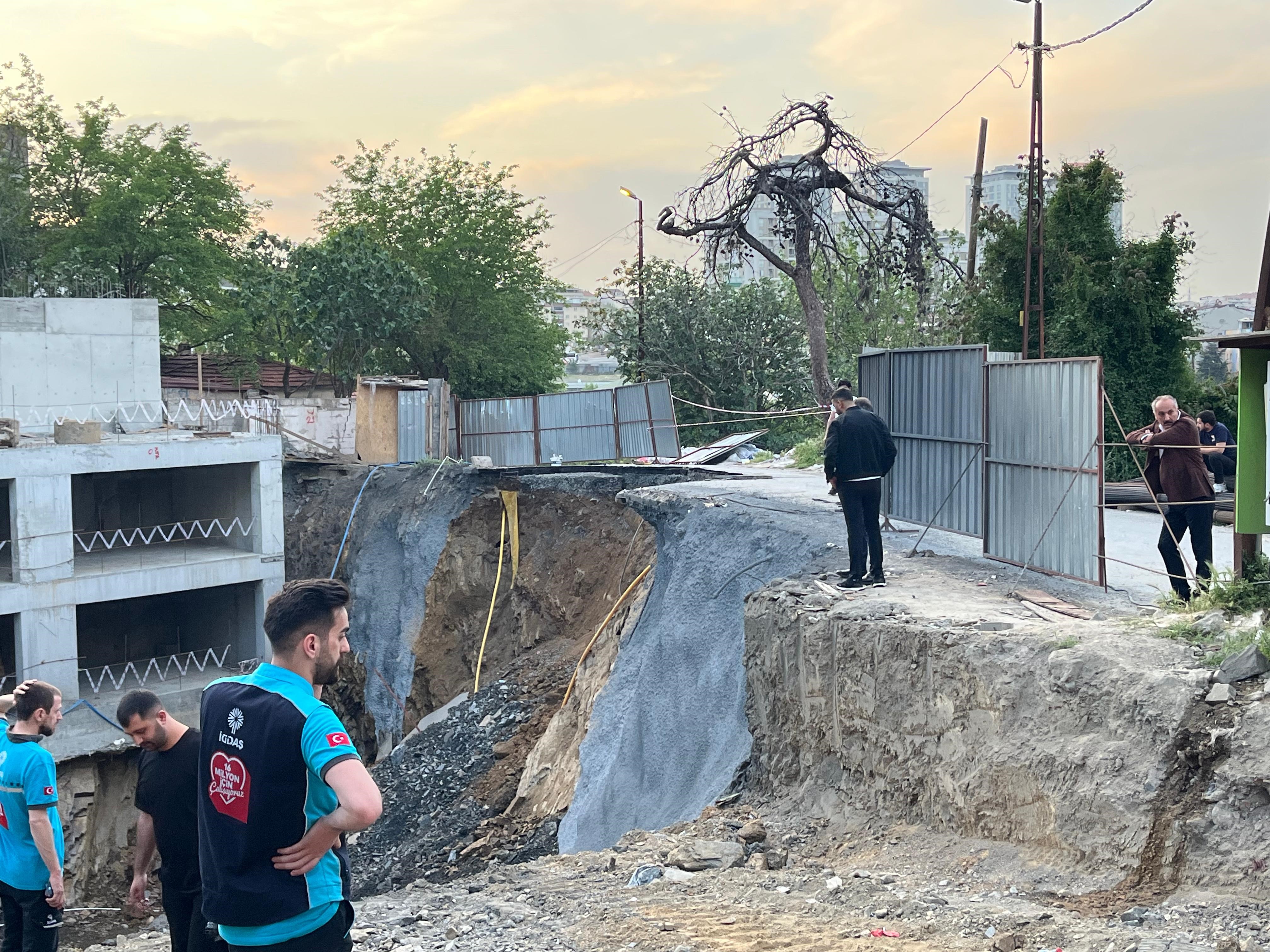 Gaziosmanpaşa’da Inşaat Çalışması Sırasında Yol Çöktü (1)