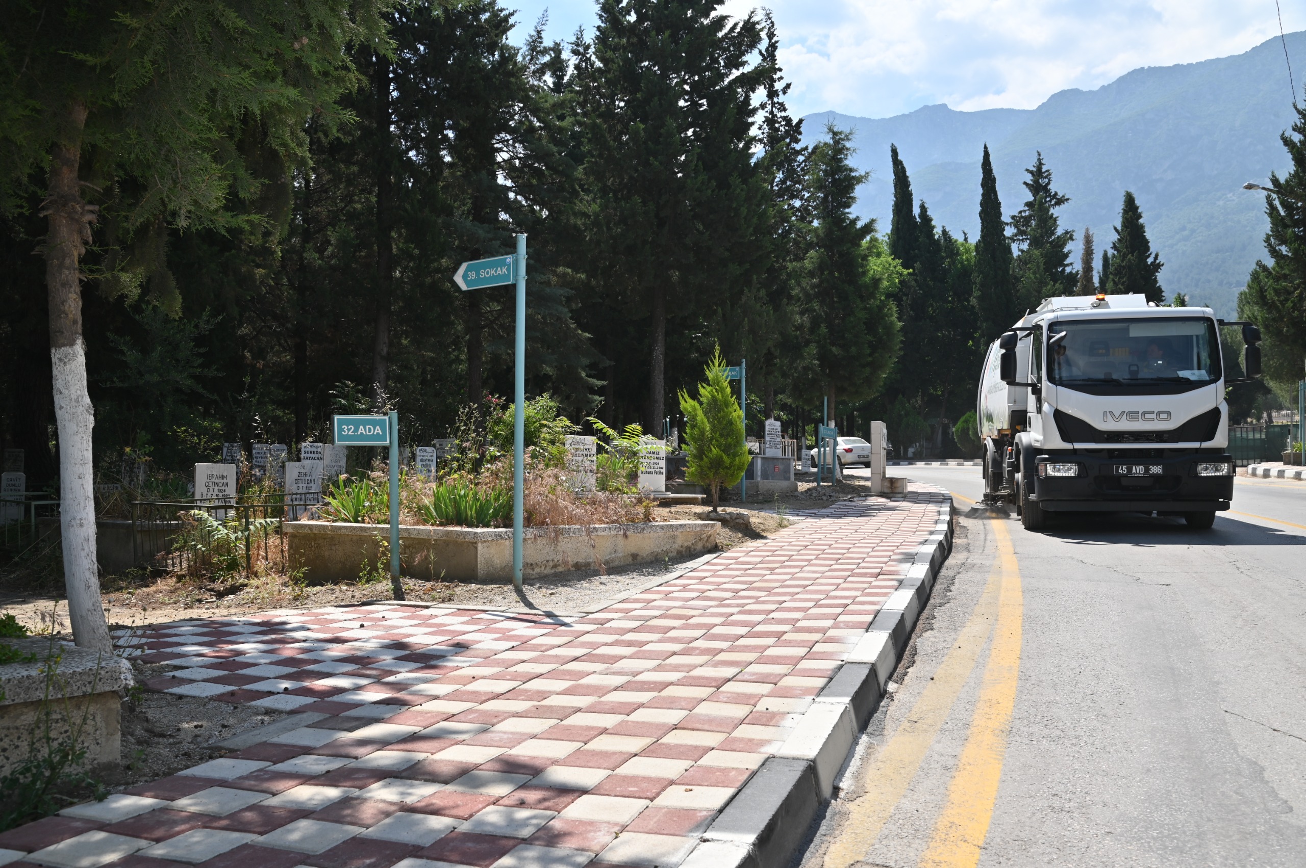 Kırtık Mezarlığı’nda Bozulan Kaldırımlar Yenilendi (10)